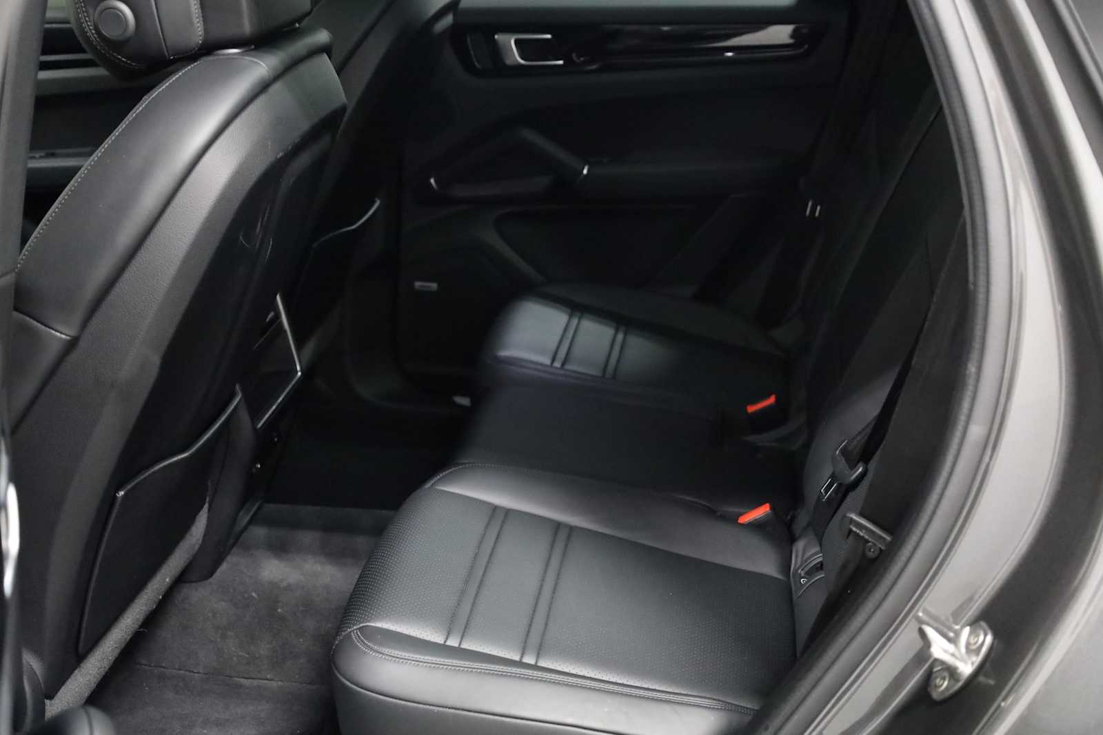 Thumbnail: 2022 Porsche Cayenne - 34