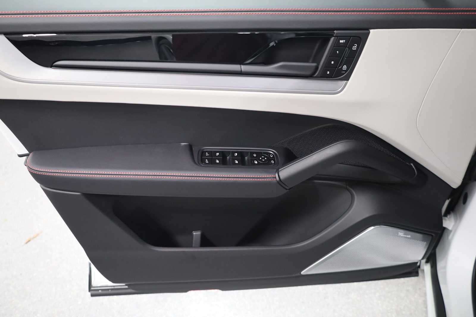 Thumbnail: 2025 Porsche Cayenne - 16