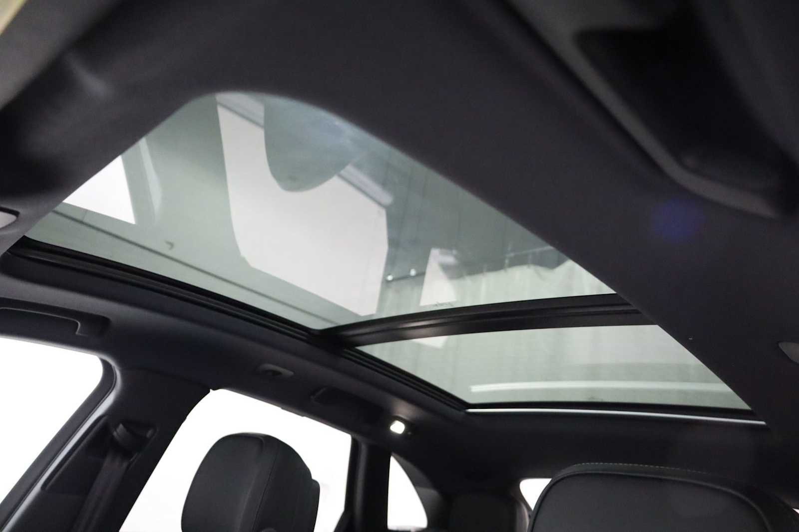 Thumbnail: 2026 Porsche Macan - 20