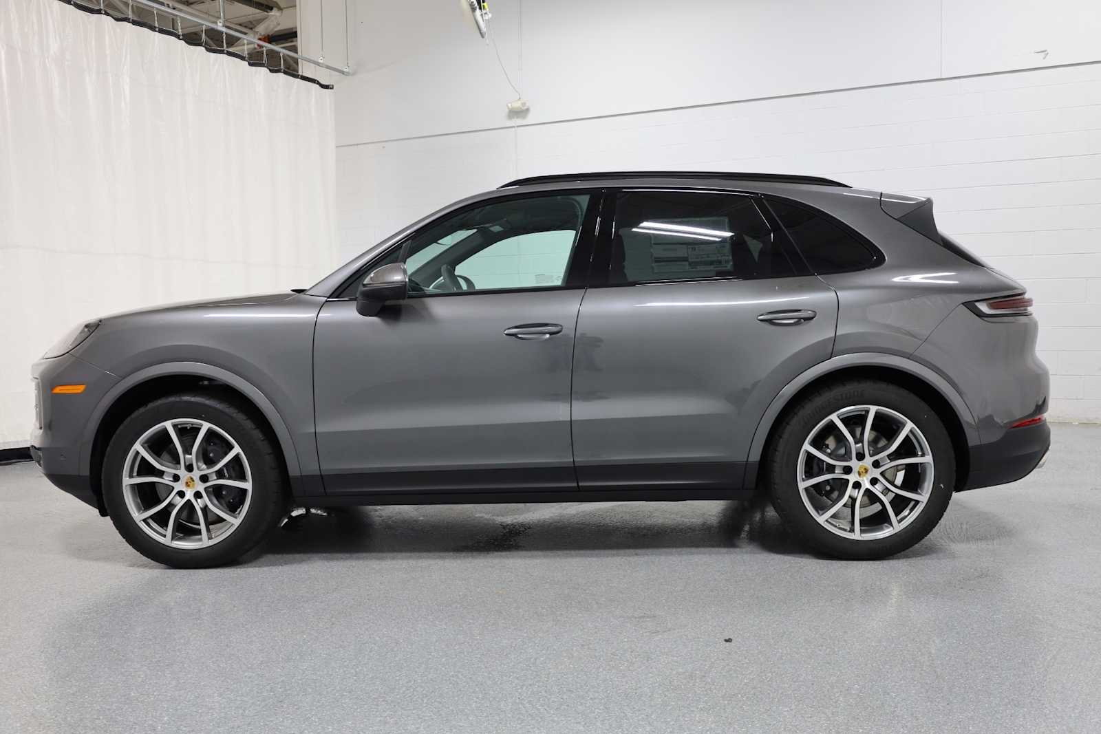 2024 Porsche Cayenne photo 2