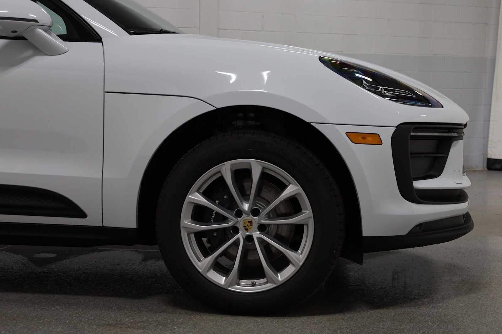 Thumbnail: 2026 Porsche Macan - 10