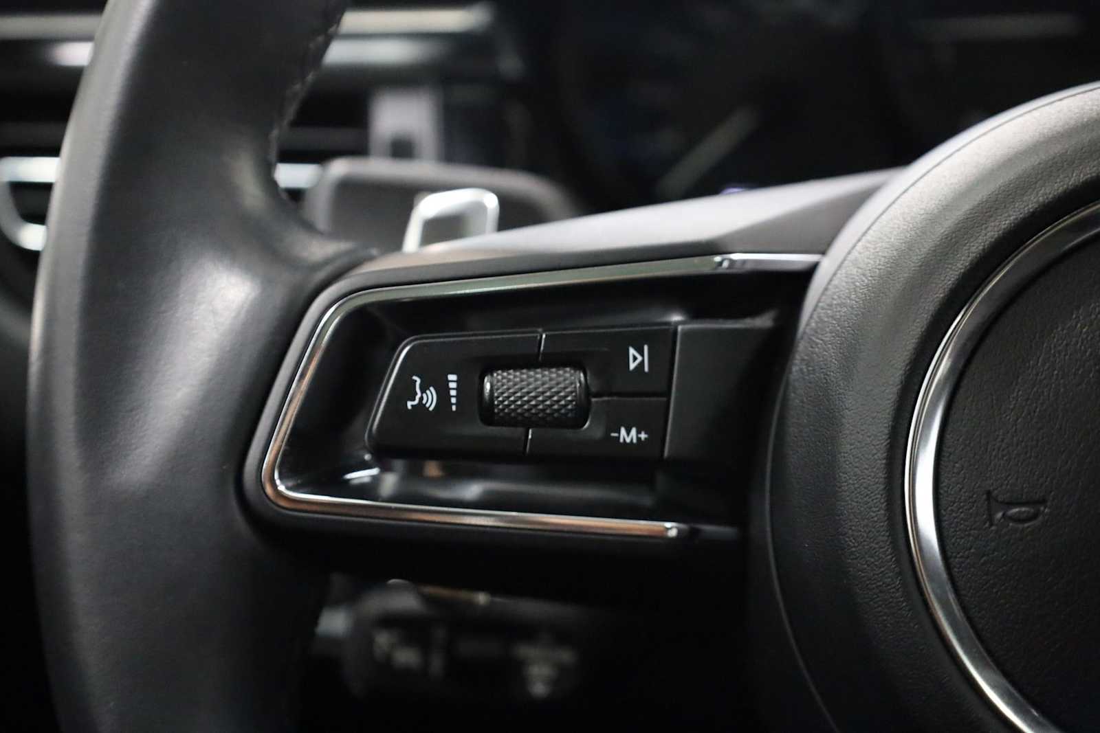 Thumbnail: 2023 Porsche Macan - 27