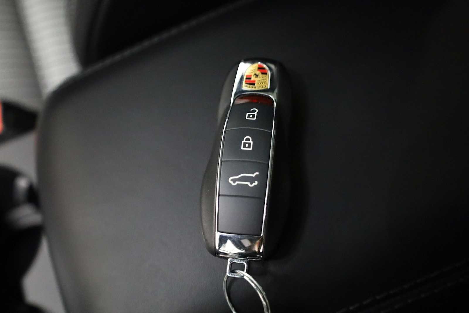 Thumbnail: 2025 Porsche Macan - 43