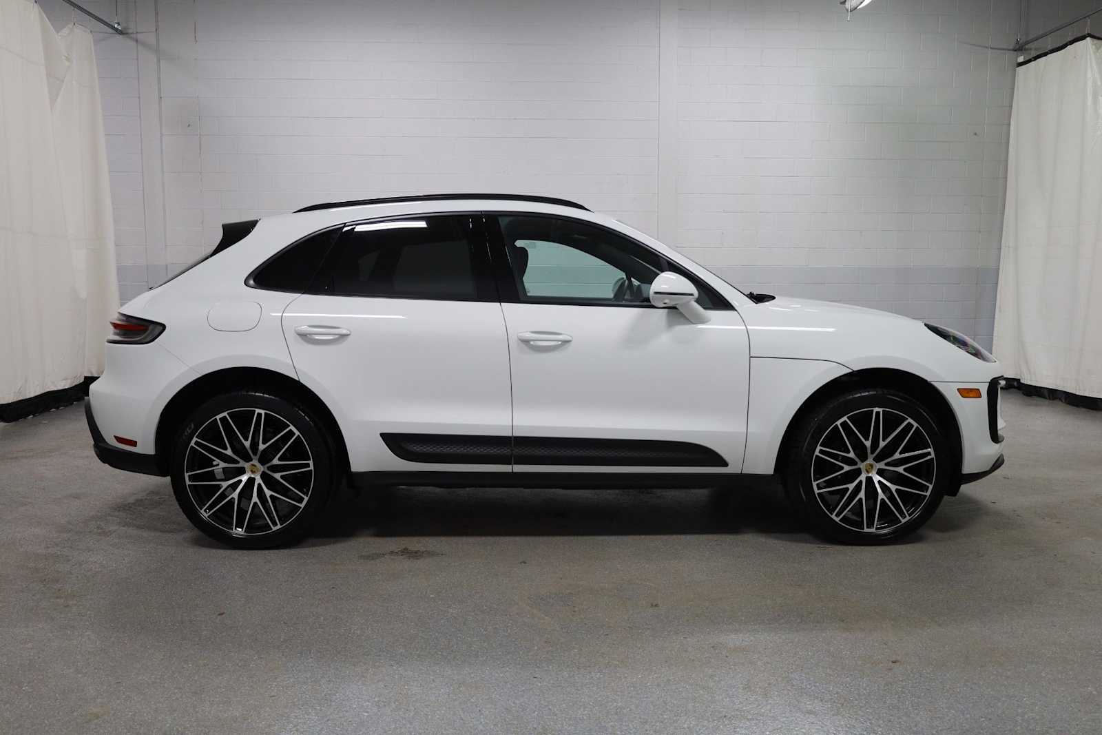 Thumbnail: 2026 Porsche Macan - 10