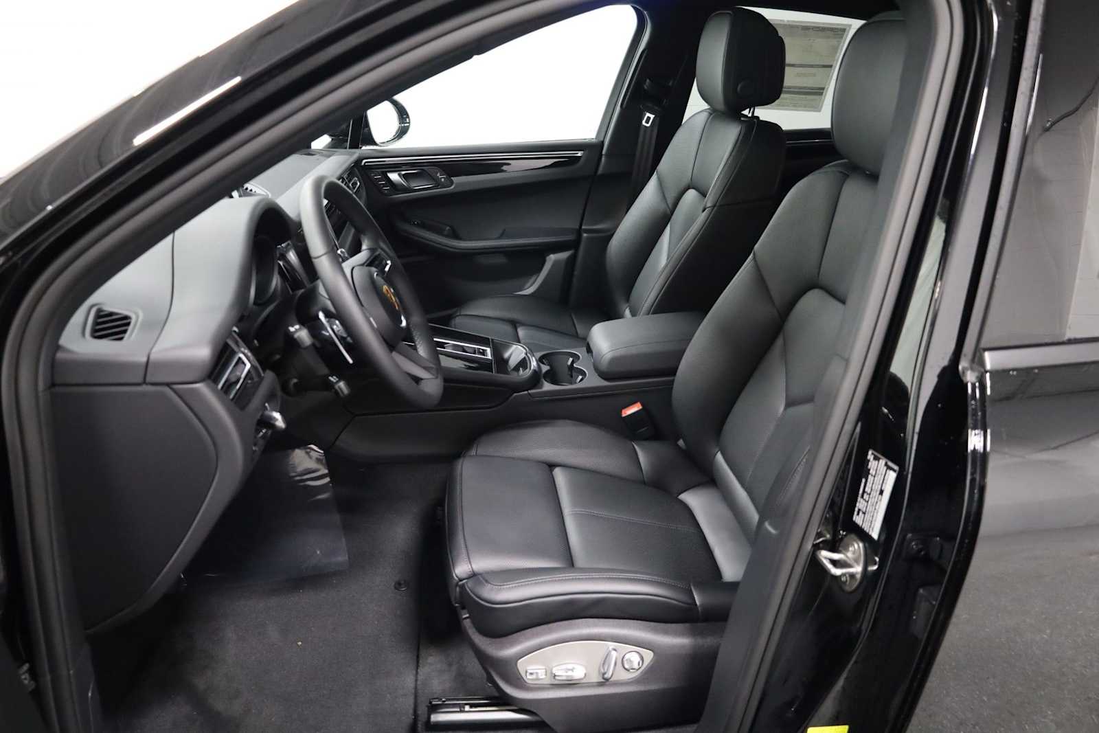 Thumbnail: 2026 Porsche Macan - 5