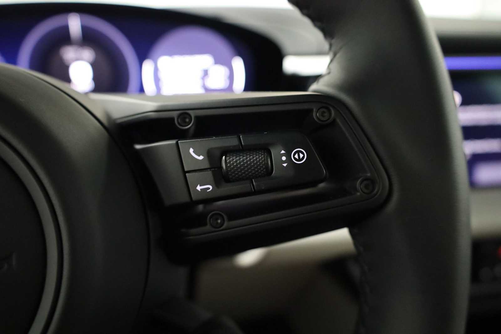 Thumbnail: 2025 Porsche Macan - 28