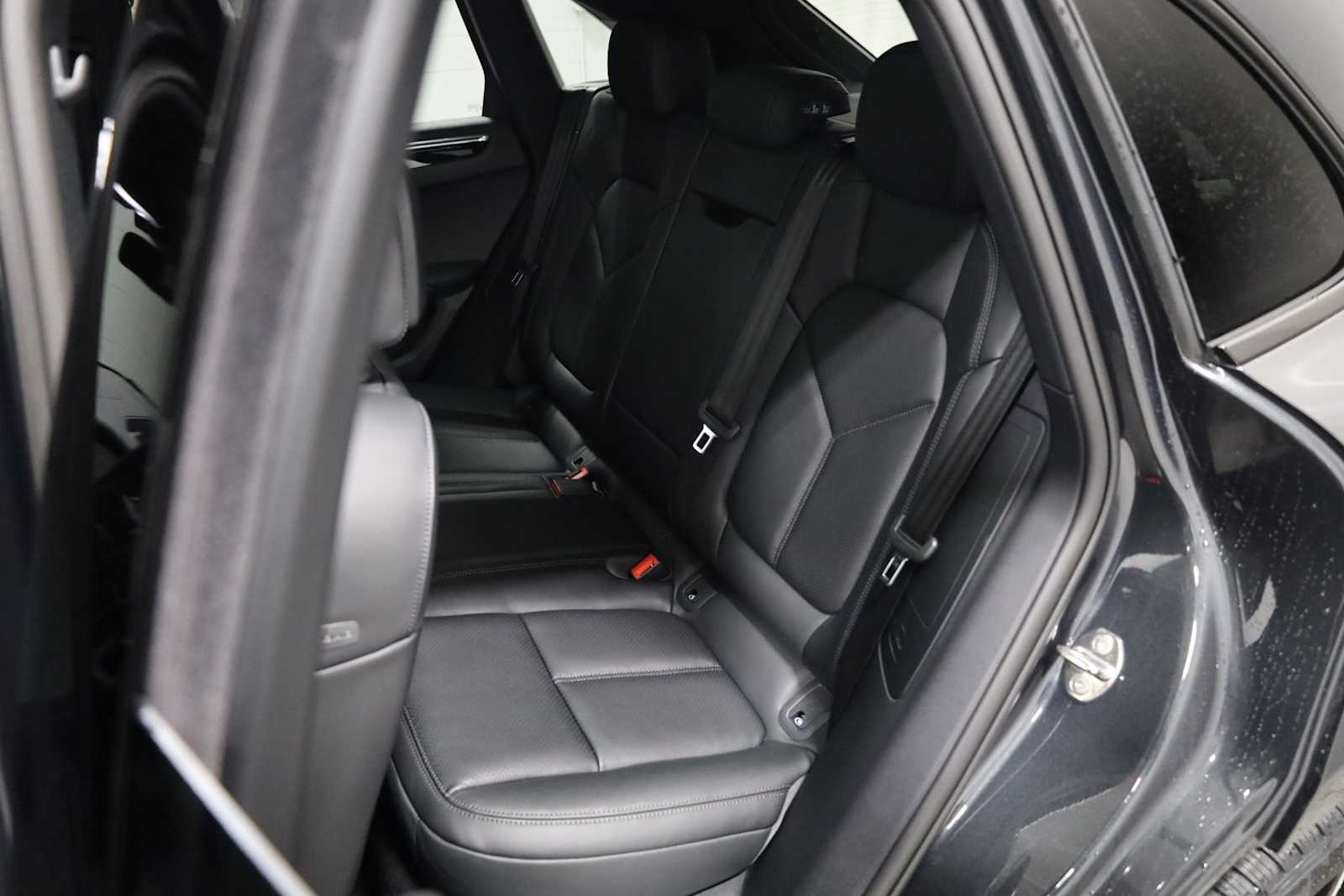 Thumbnail: 2026 Porsche Macan - 35