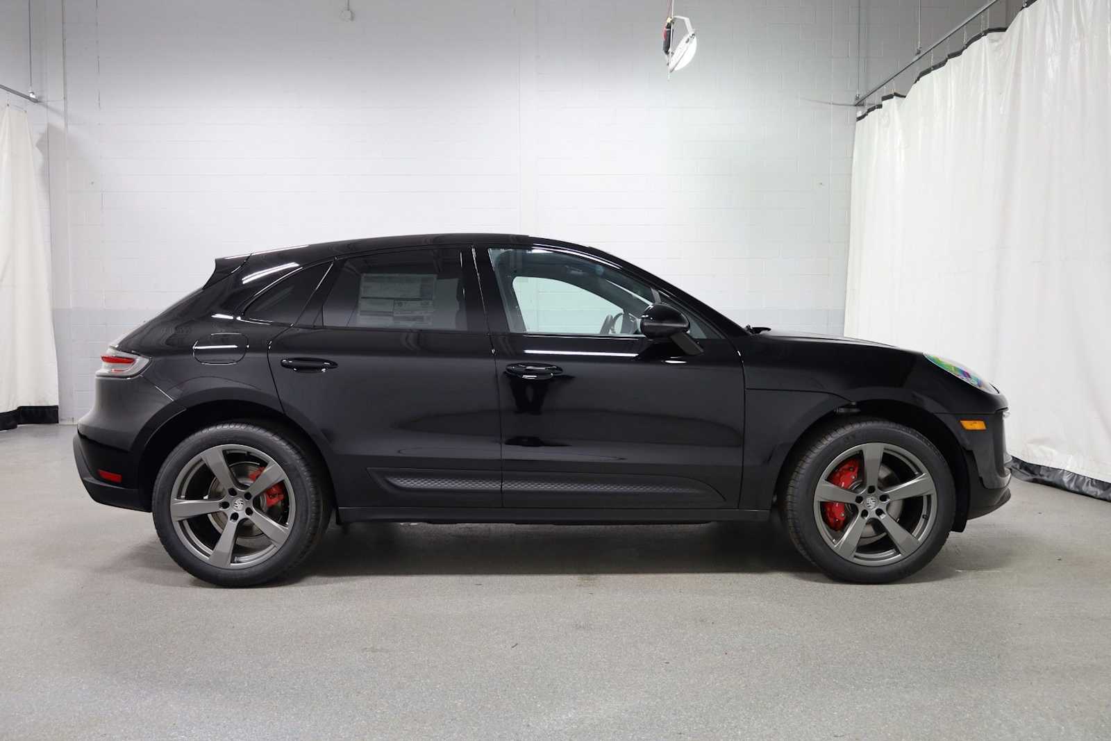 Thumbnail: 2026 Porsche Macan - 10