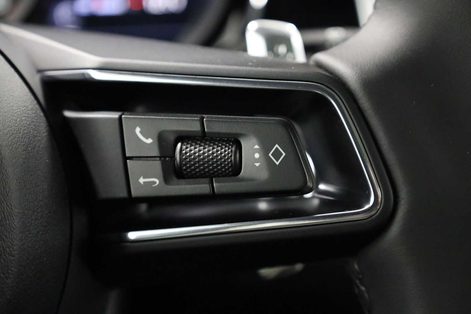 Thumbnail: 2026 Porsche Macan - 28