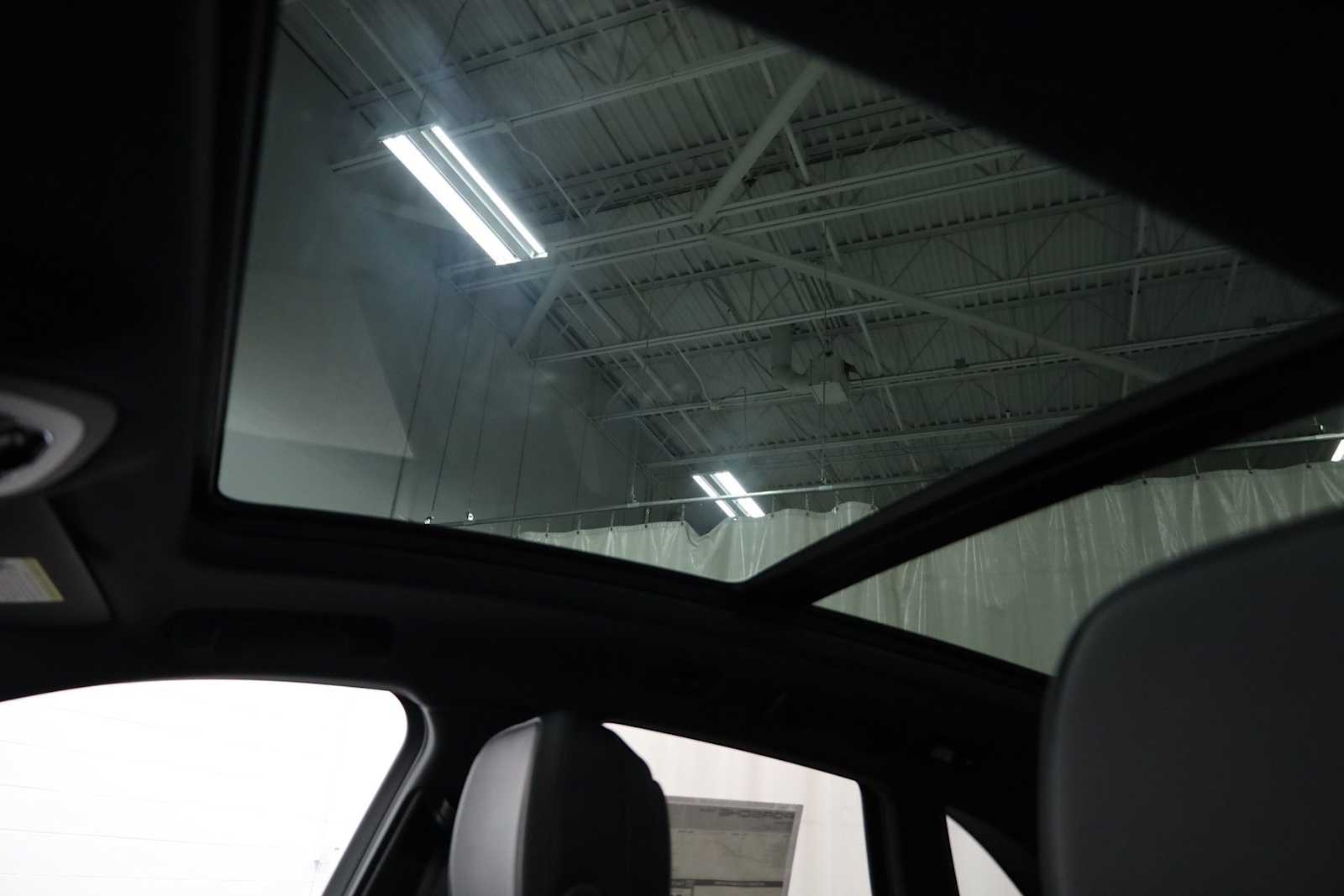 Thumbnail: 2026 Porsche Macan - 21