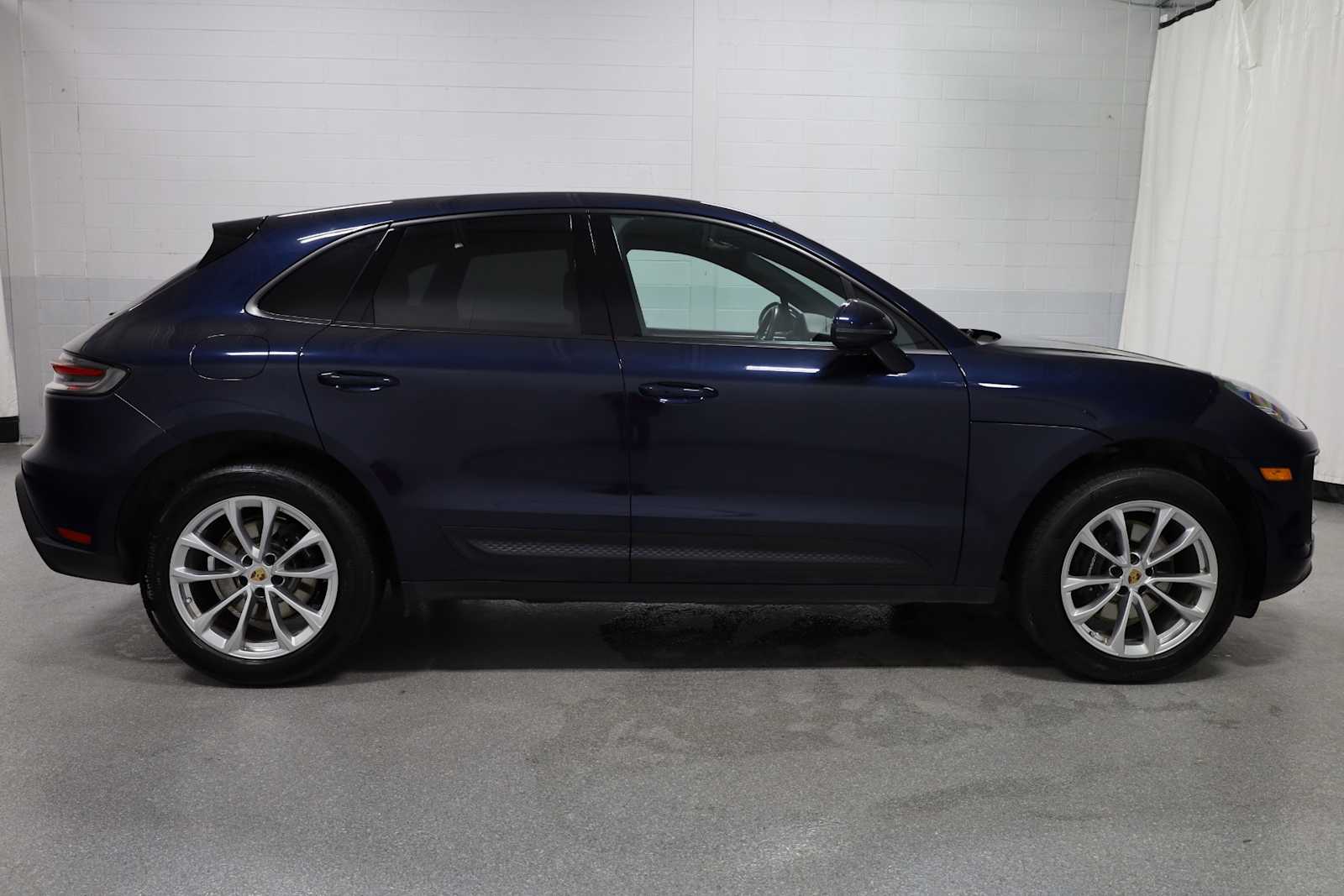 Thumbnail: 2023 Porsche Macan - 10