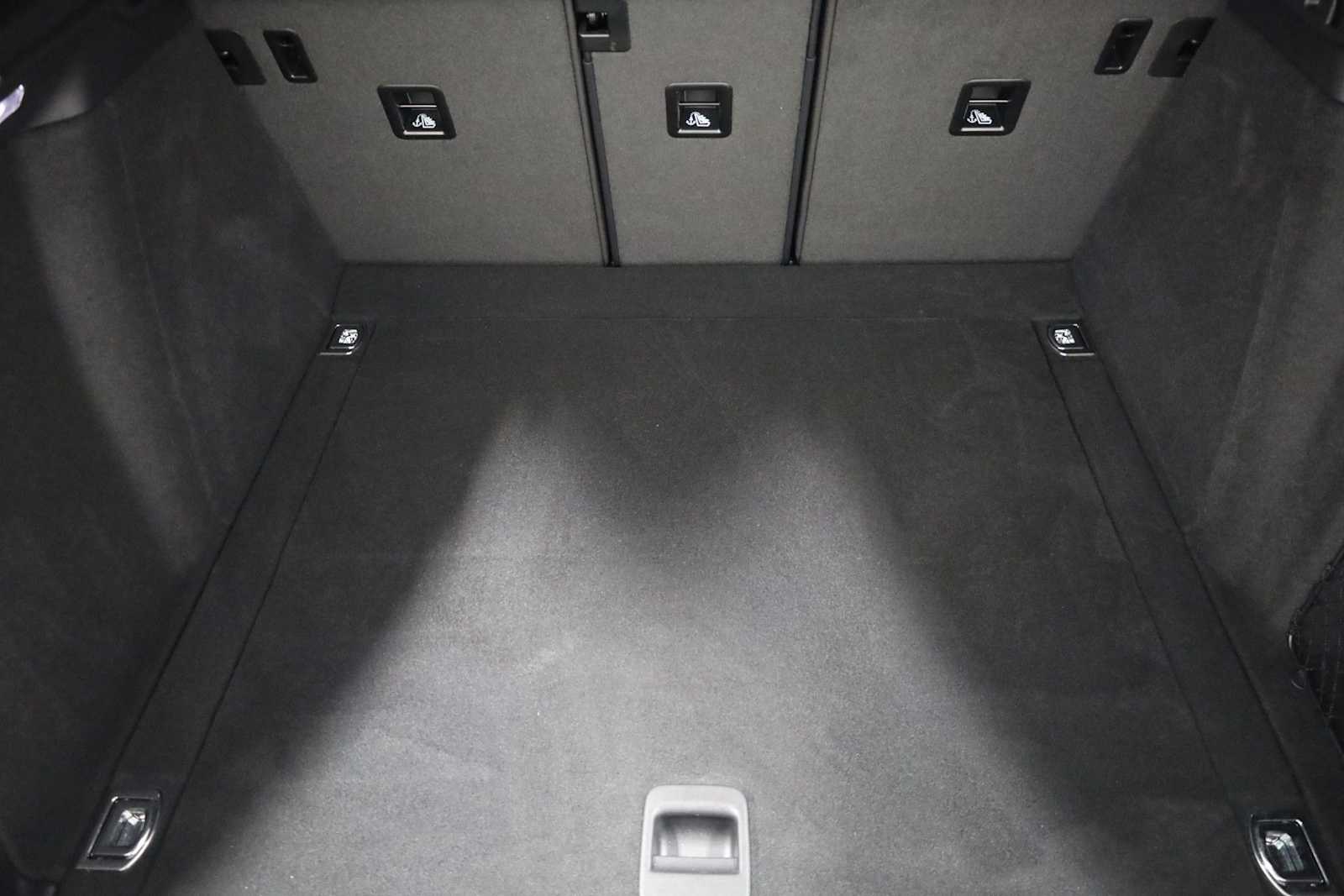 Thumbnail: 2026 Porsche Macan - 41