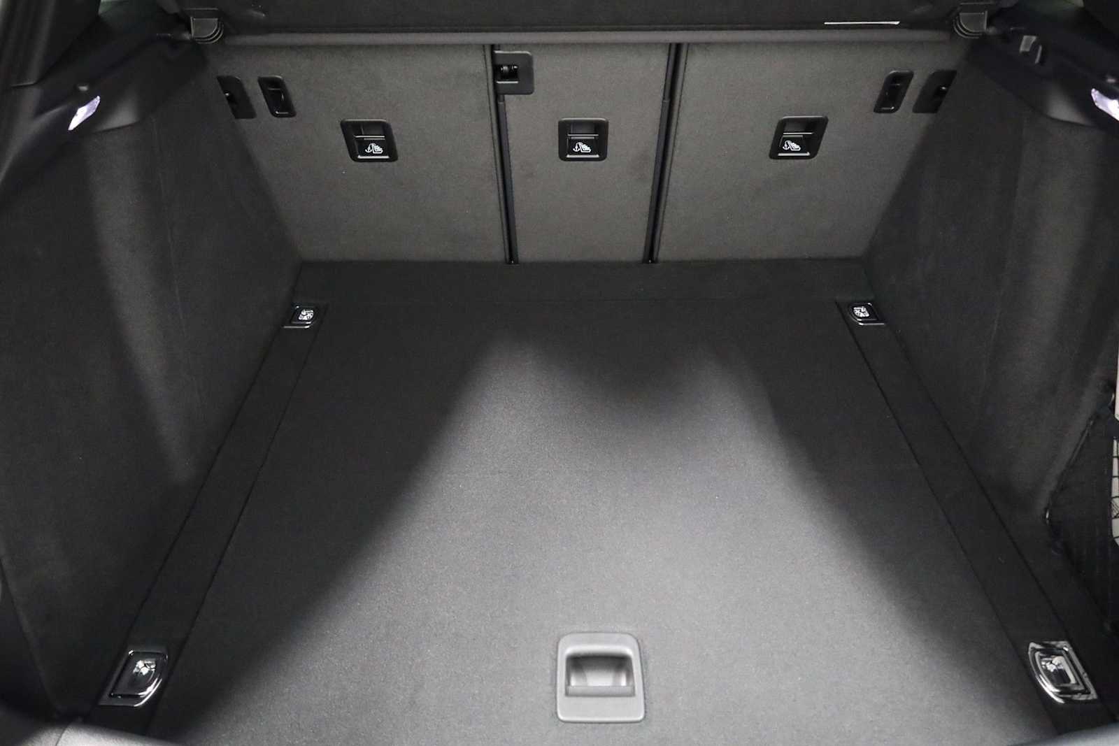 Thumbnail: 2026 Porsche Macan - 41