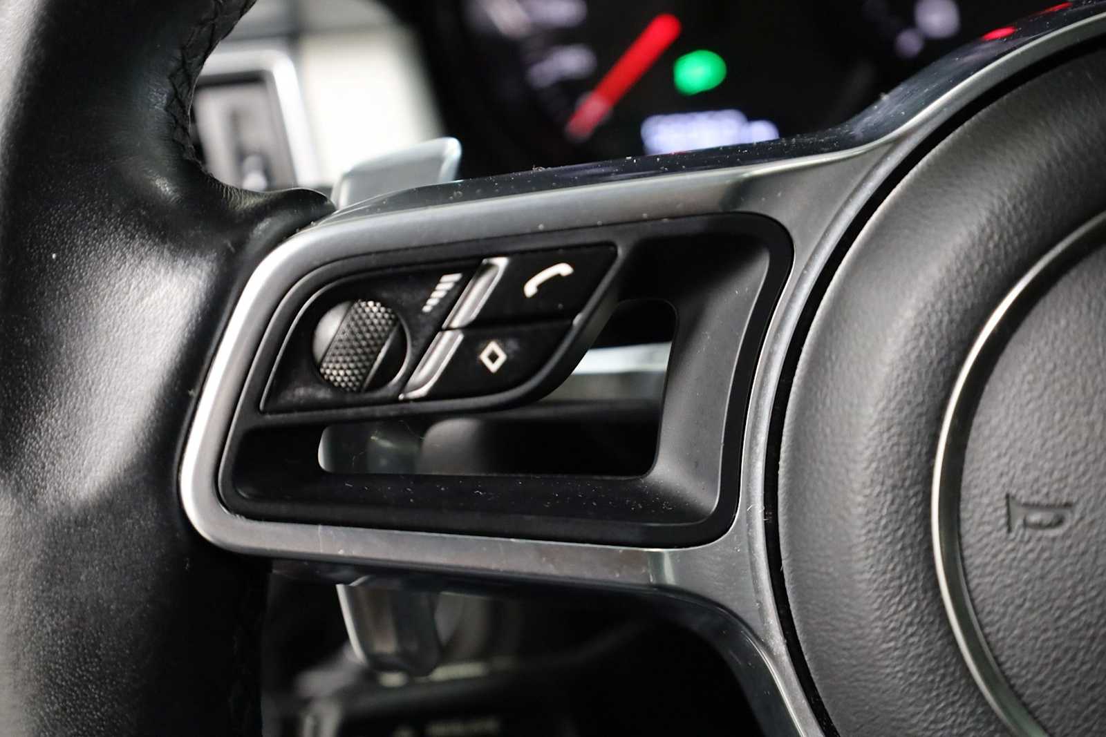 Thumbnail: 2018 Porsche Macan - 27