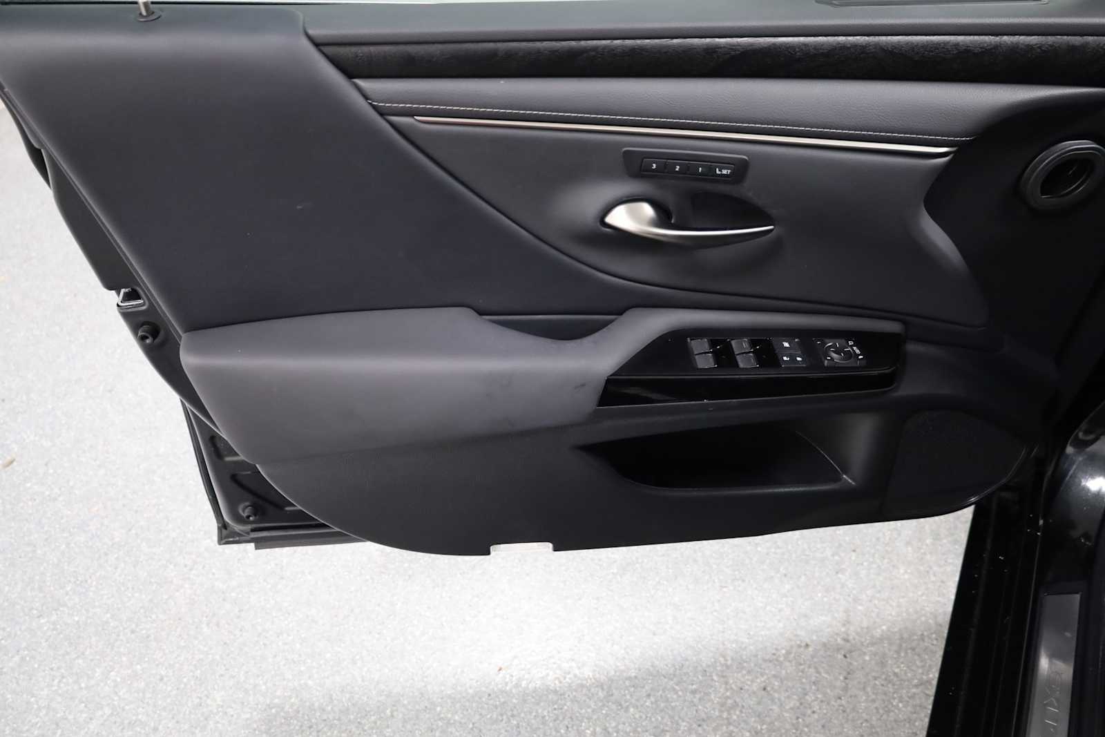 Thumbnail: 2023 Lexus ES - 16