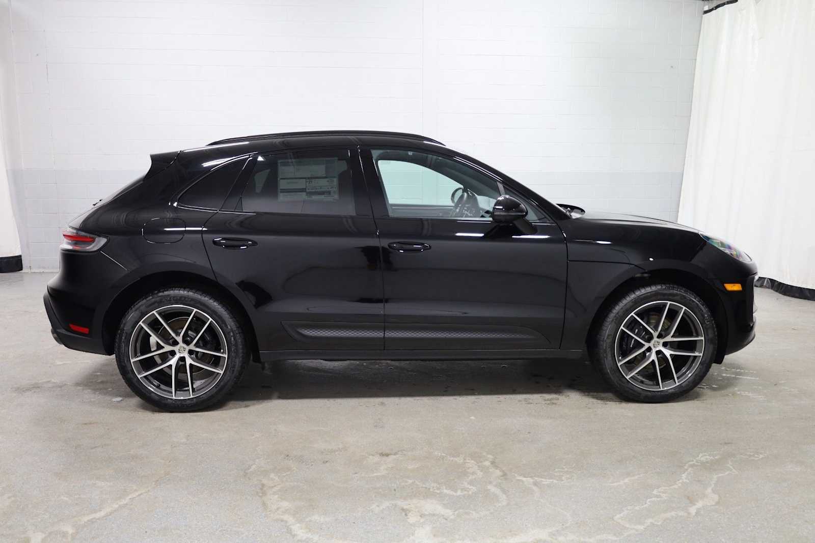 Thumbnail: 2026 Porsche Macan - 10