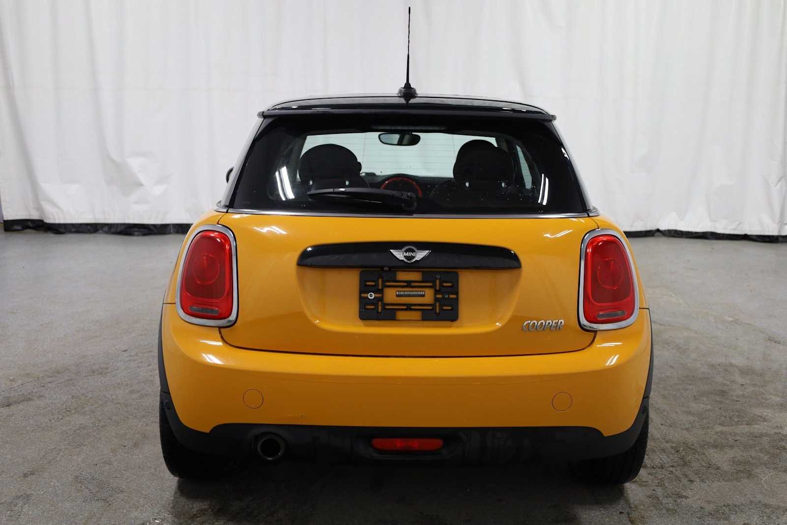 Thumbnail: 2016 MINI Cooper Hardtop - 7