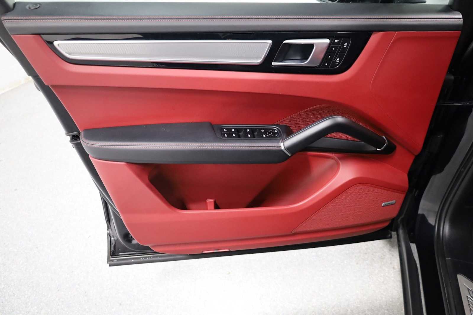 Thumbnail: 2022 Porsche Cayenne - 16