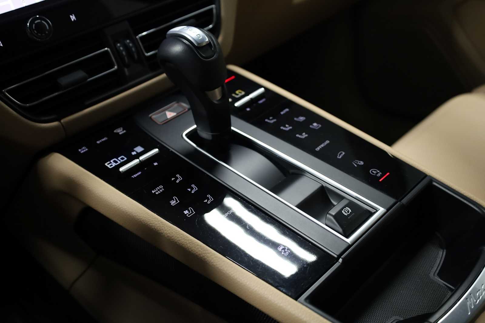 Thumbnail: 2023 Porsche Macan - 30