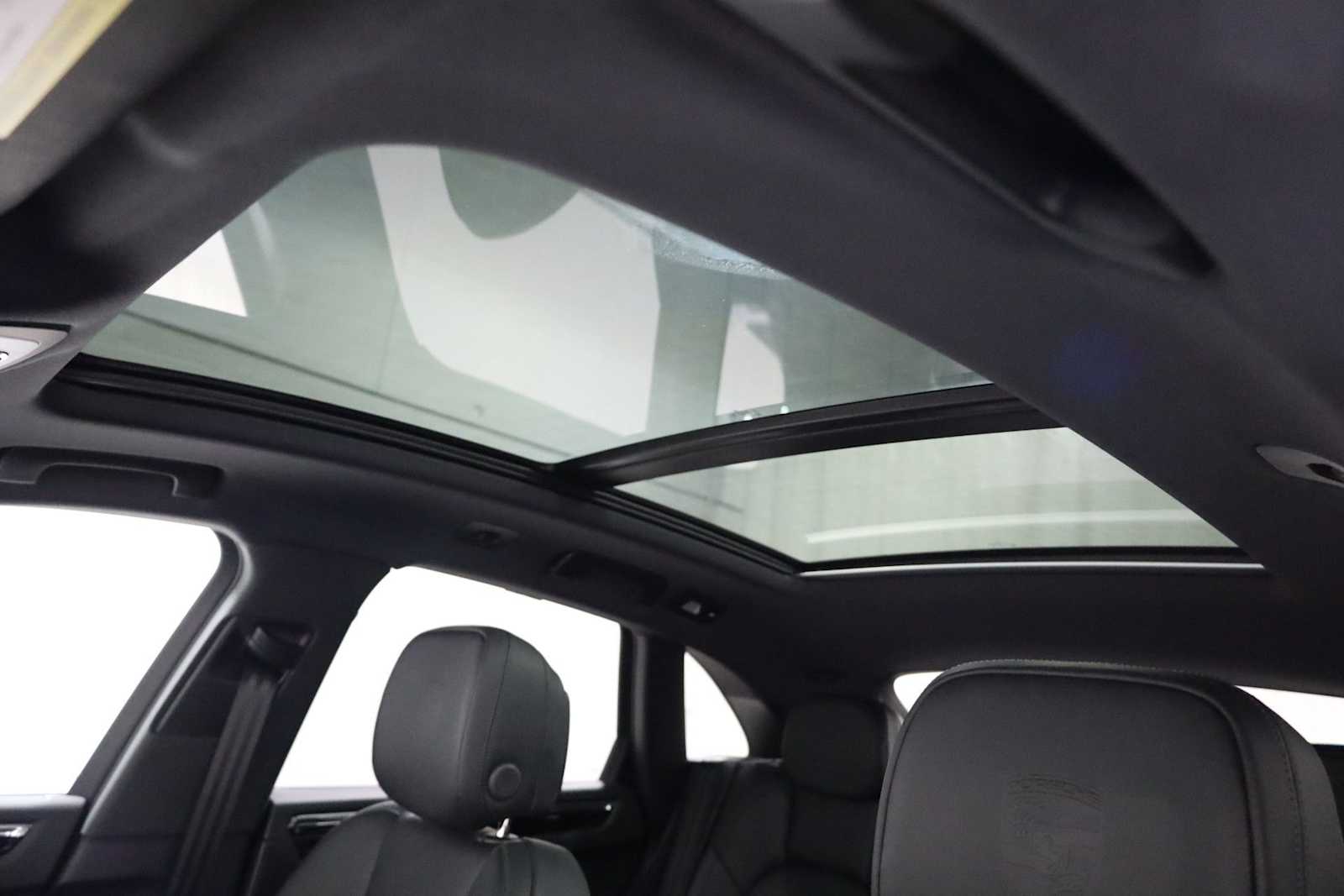 Thumbnail: 2026 Porsche Macan - 20