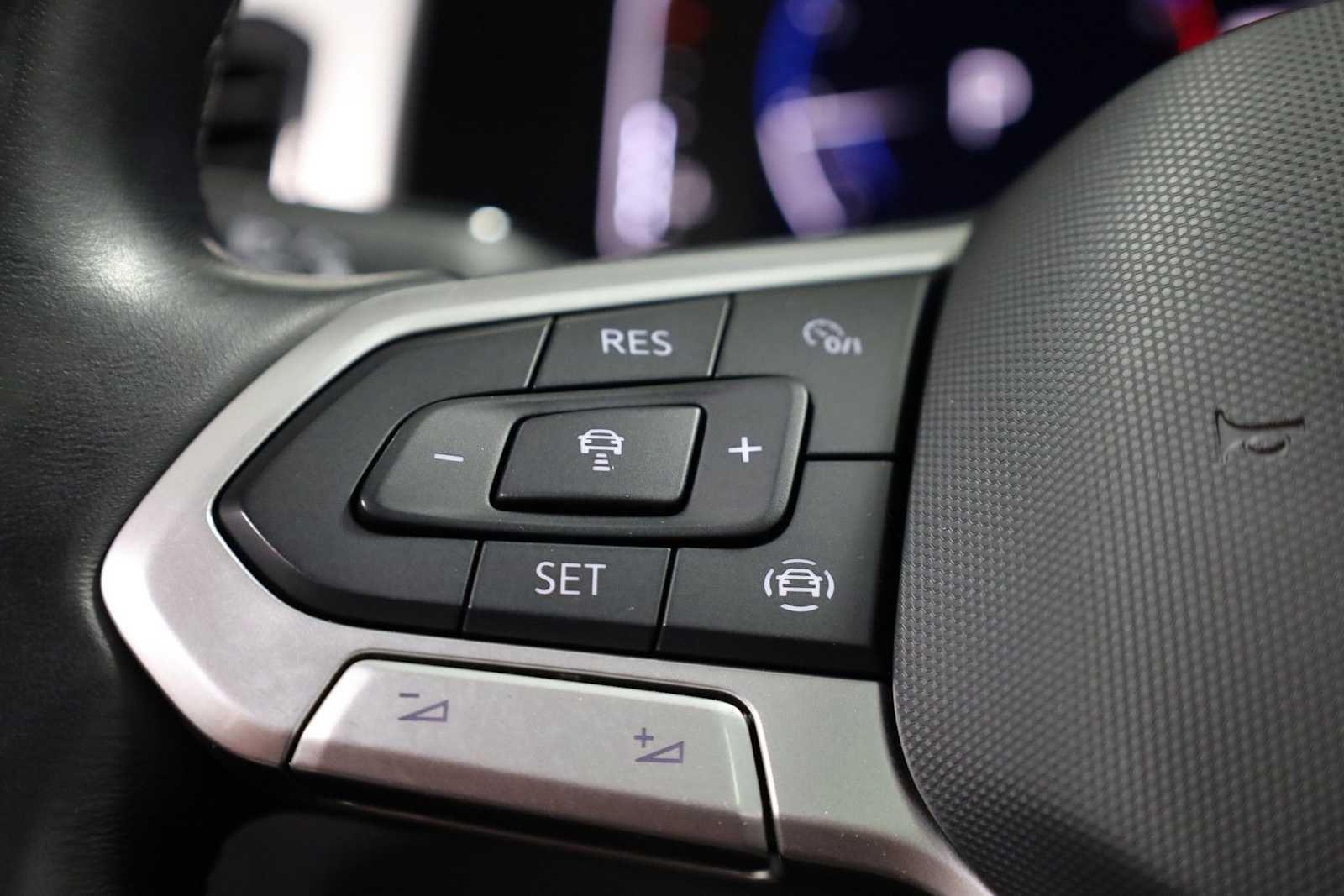 Thumbnail: 2021 Volkswagen Atlas - 24