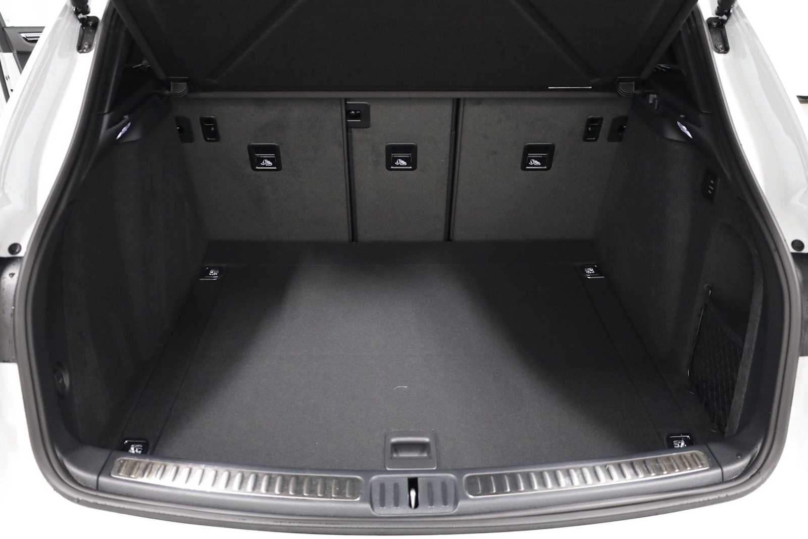 Thumbnail: 2026 Porsche Macan - 40