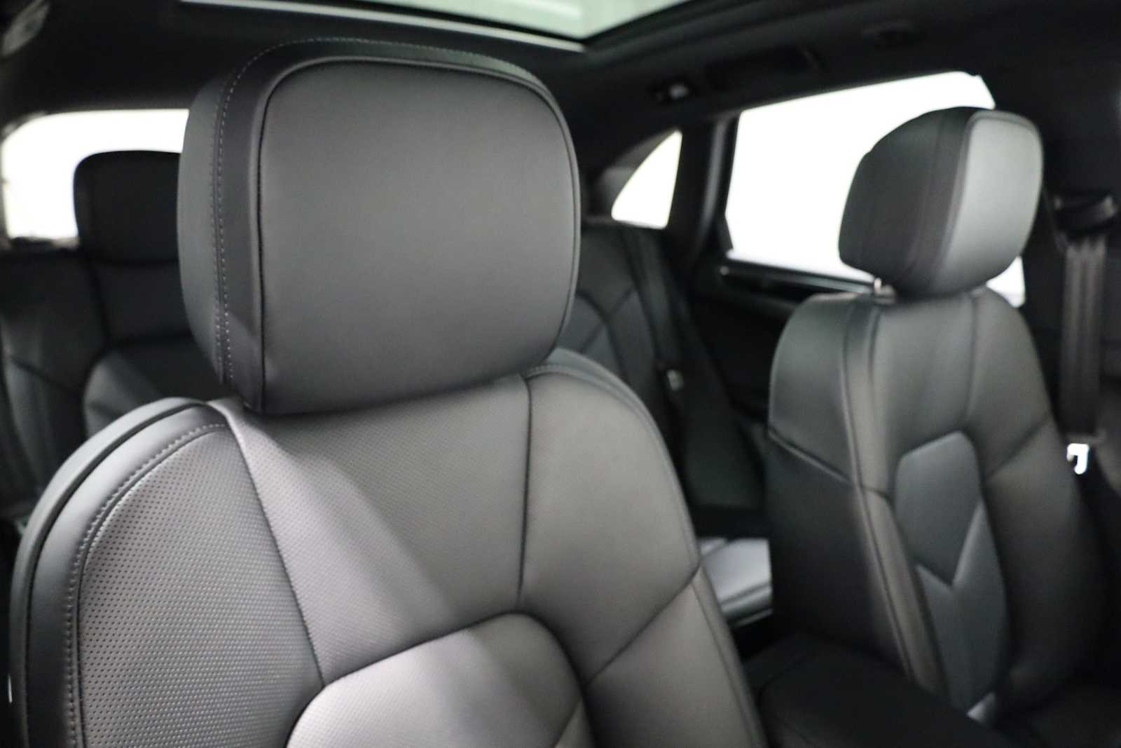 Thumbnail: 2026 Porsche Macan - 22