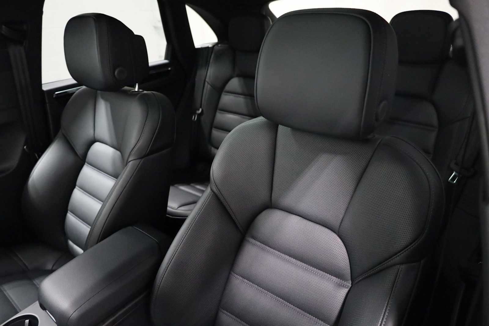 Thumbnail: 2026 Porsche Macan - 19