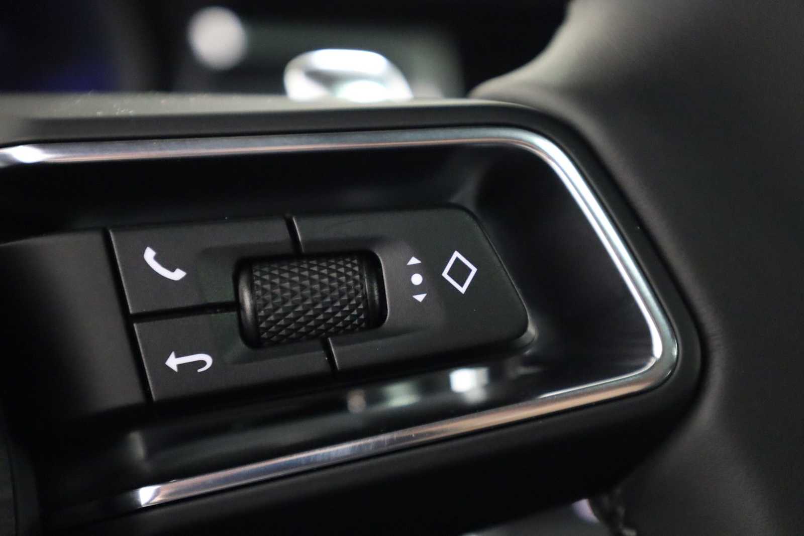 Thumbnail: 2026 Porsche Macan - 29