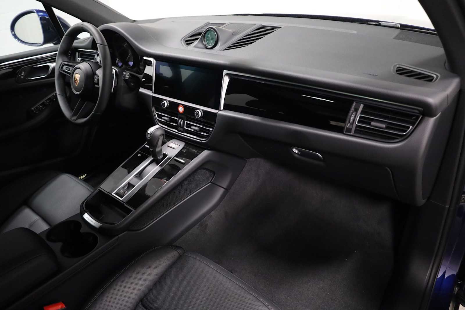 Thumbnail: 2026 Porsche Macan - 6