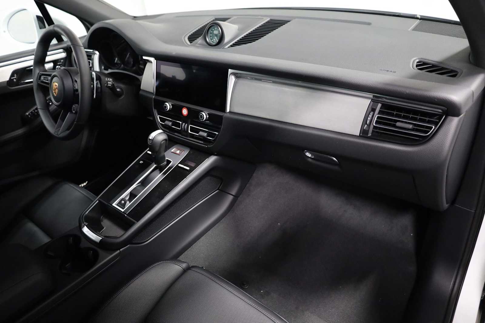 Thumbnail: 2026 Porsche Macan - 6