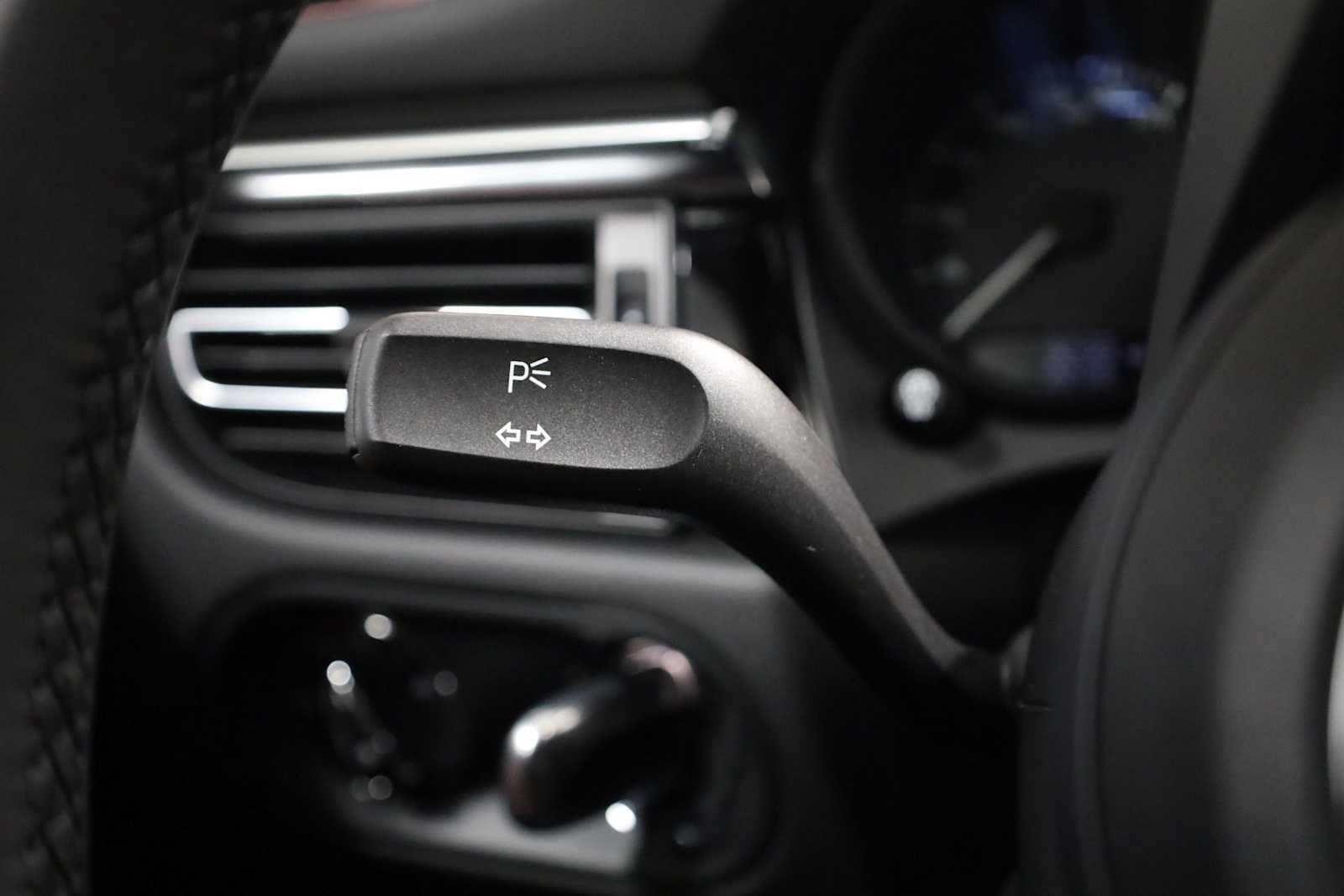 Thumbnail: 2025 Porsche Macan - 31