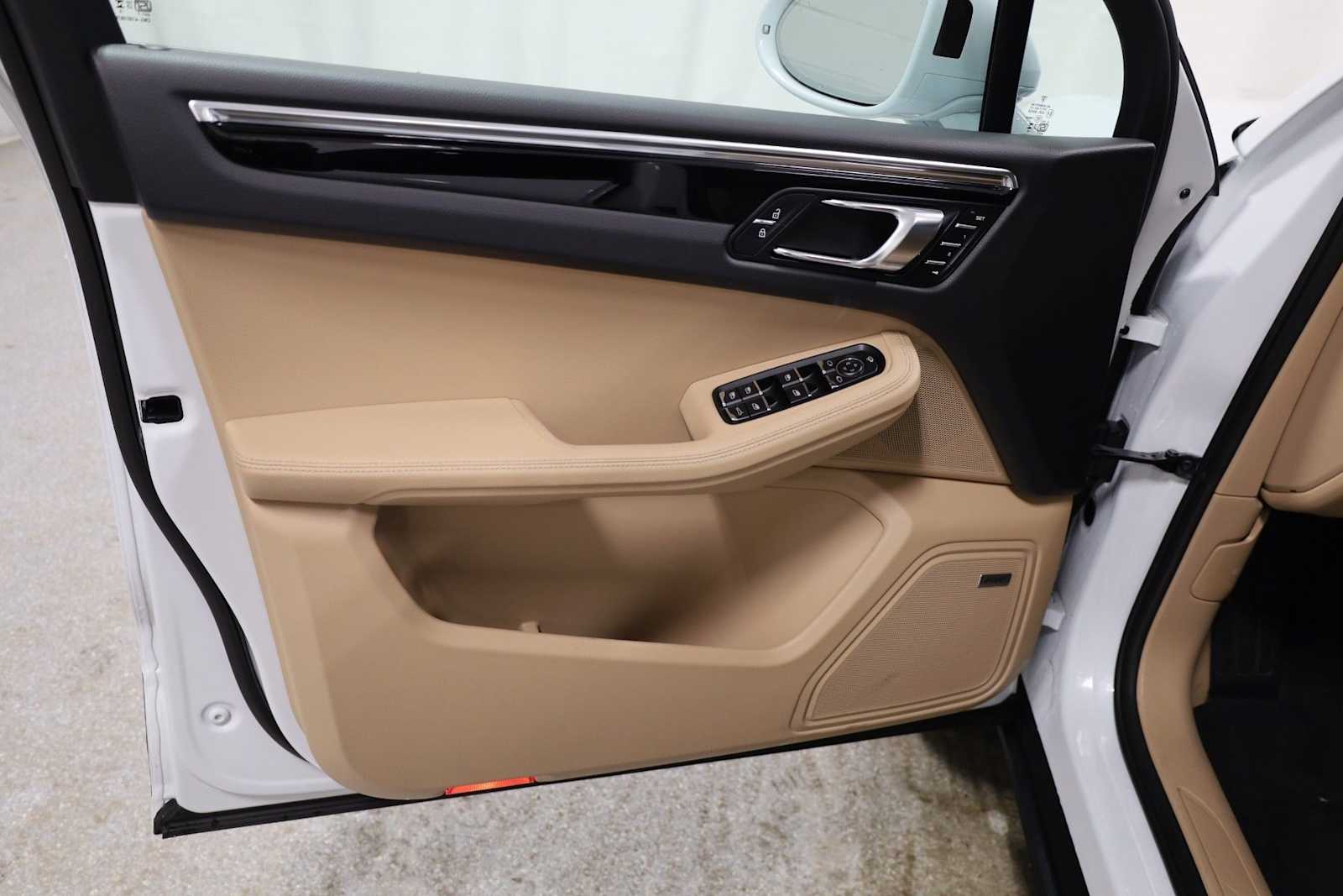 Thumbnail: 2026 Porsche Macan - 16