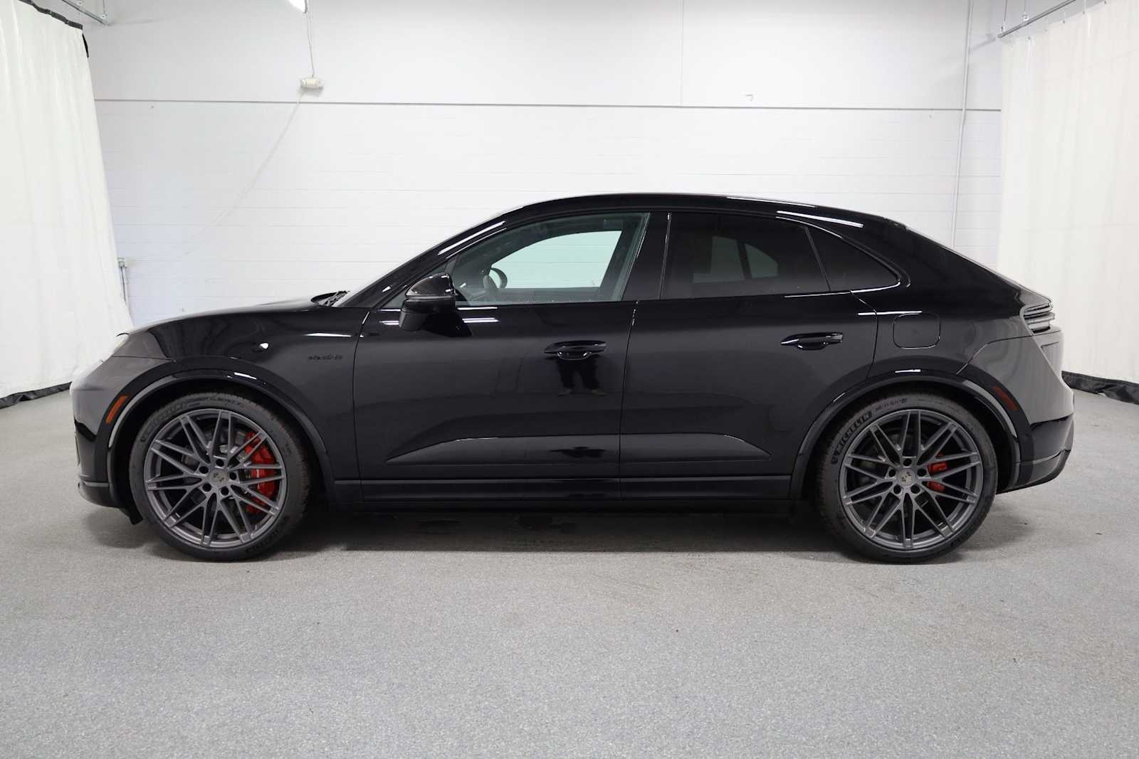 Thumbnail: 2025 Porsche Macan - 2