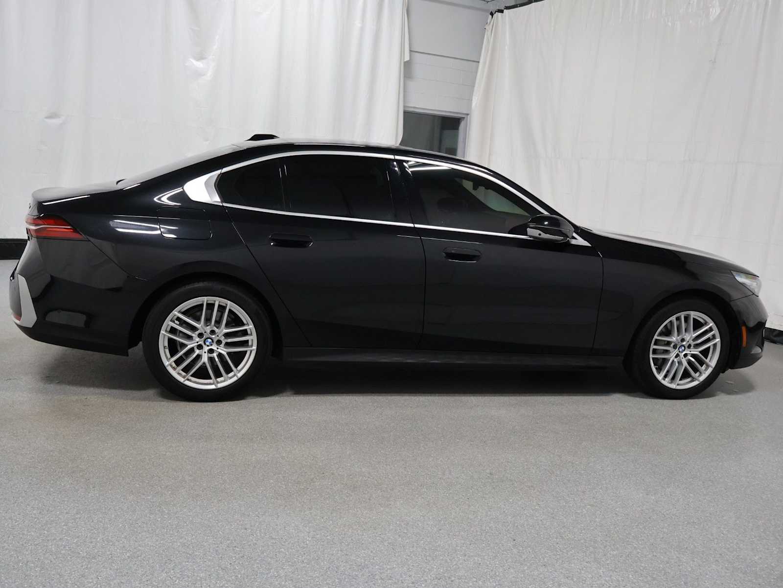 Thumbnail: 2024 BMW 5 Series - 10