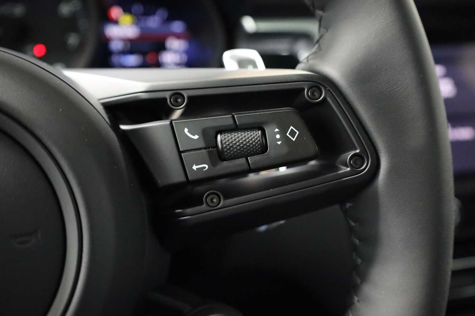 Thumbnail: 2025 Porsche Macan - 28