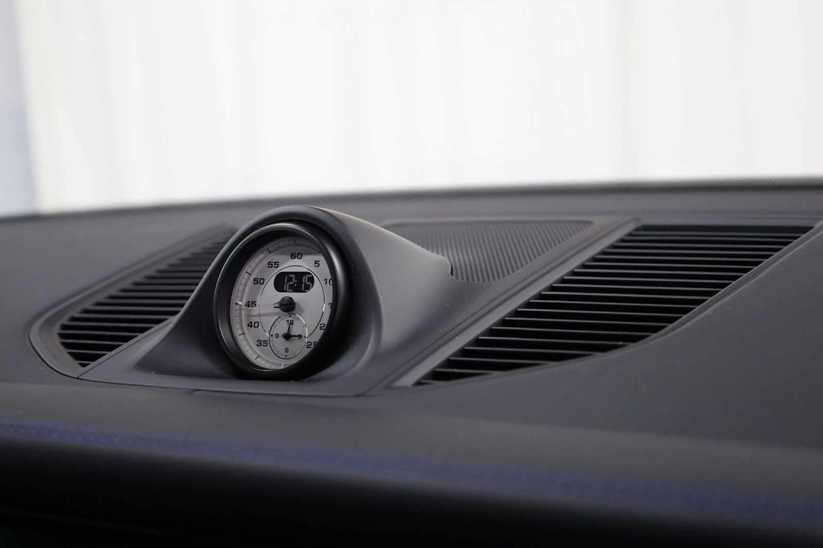 Thumbnail: 2025 Porsche Macan - 23