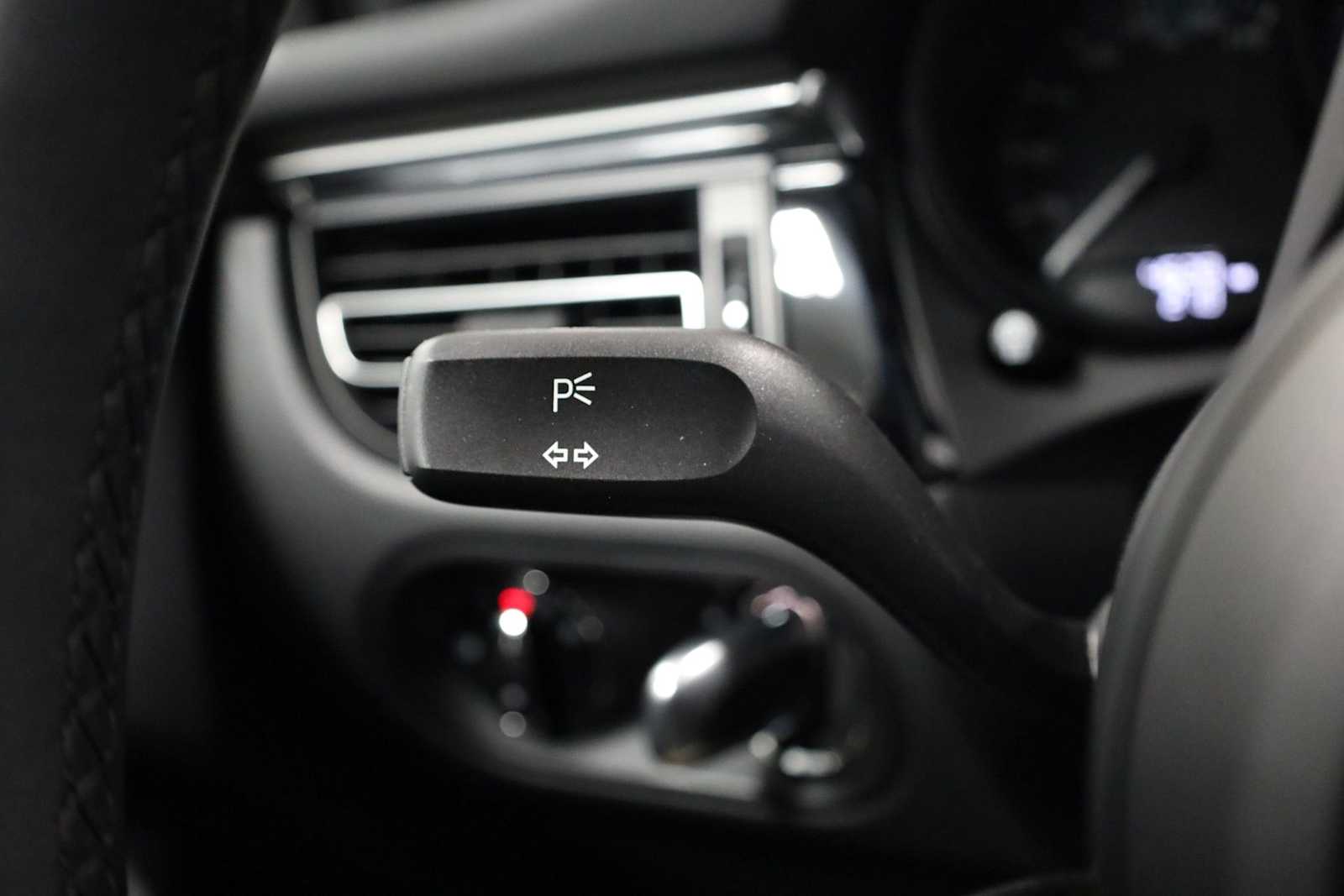 Thumbnail: 2025 Porsche Macan - 31