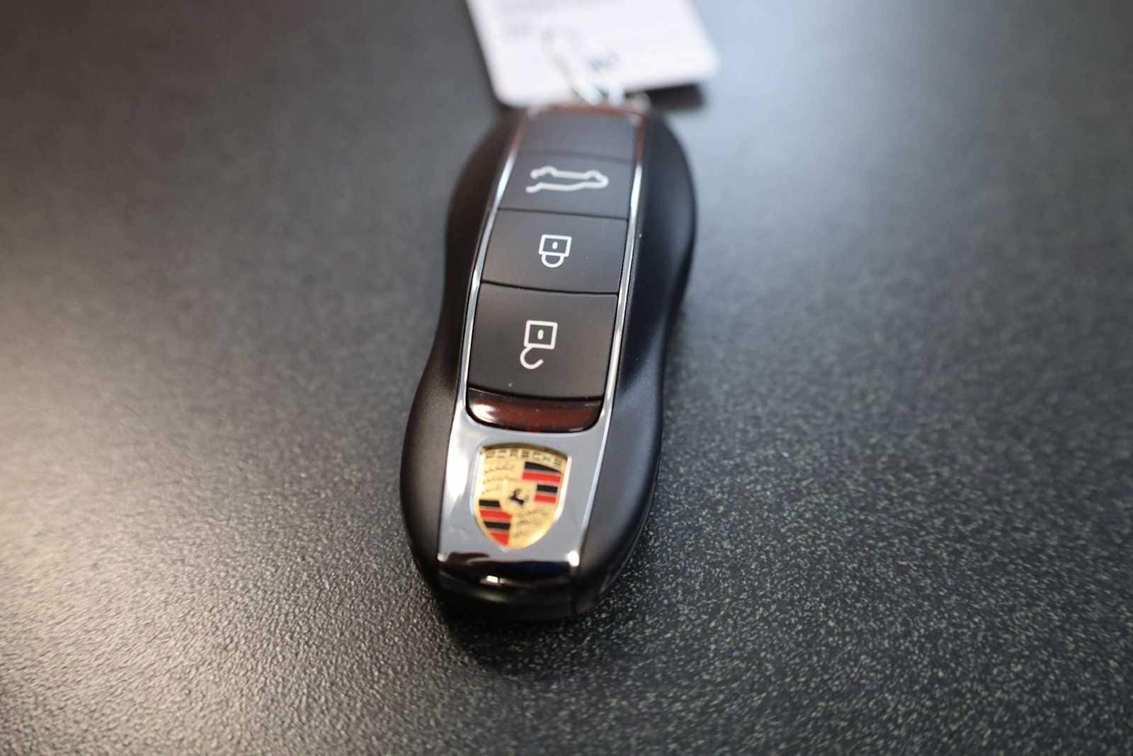 Thumbnail: 2026 Porsche Macan - 42