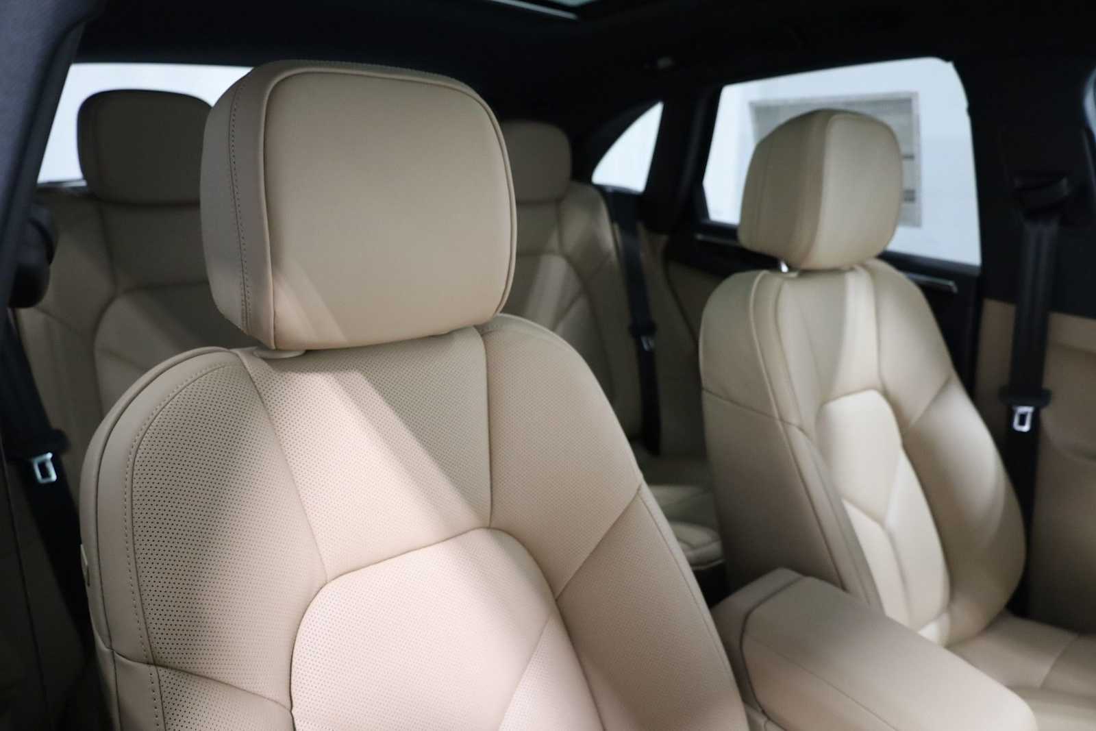 Thumbnail: 2026 Porsche Macan - 22