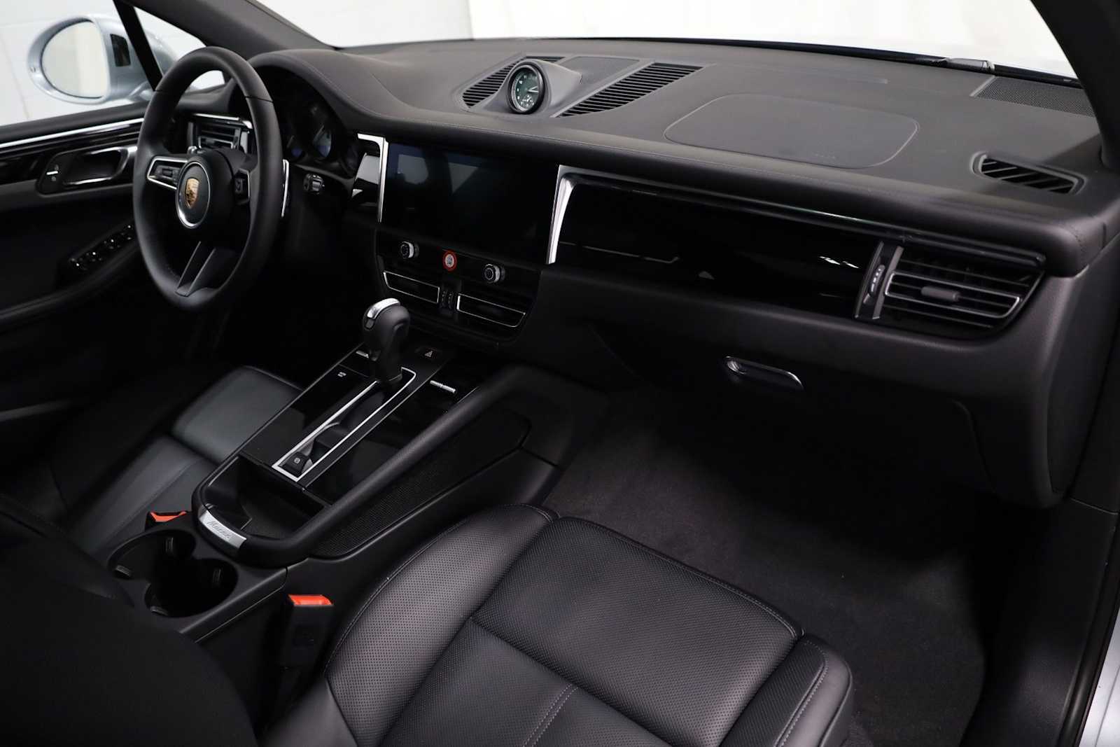 Thumbnail: 2026 Porsche Macan - 5