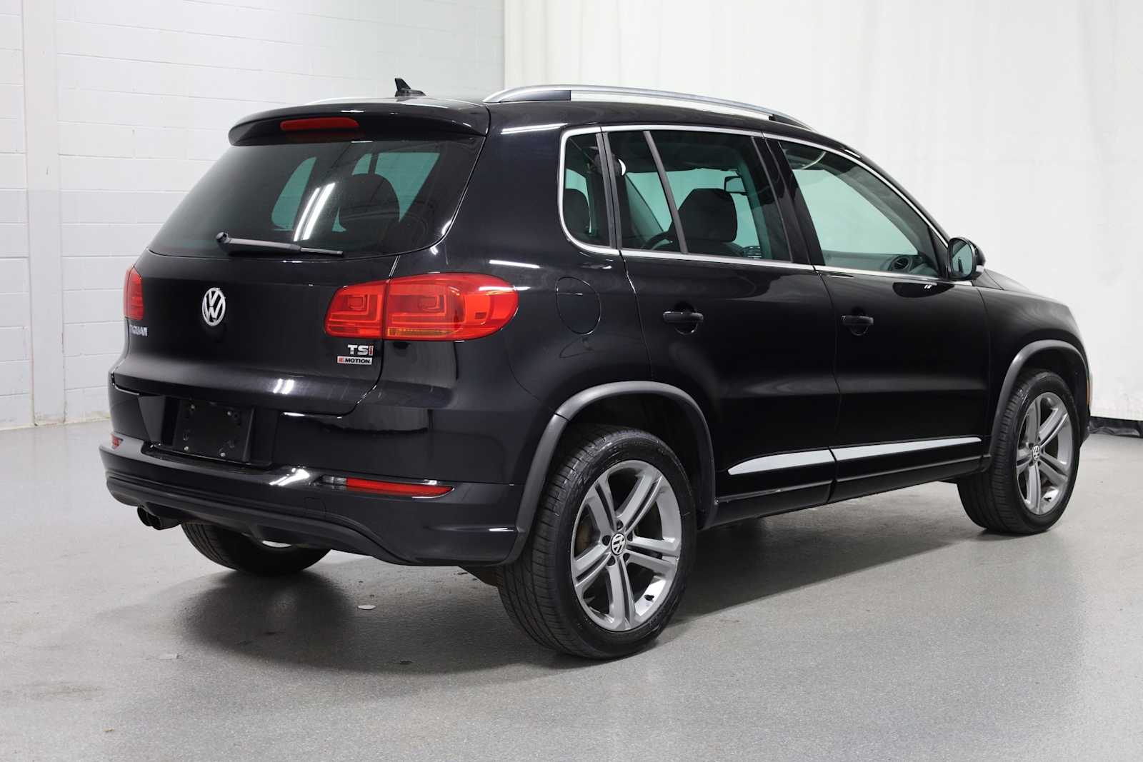 Thumbnail: 2017 Volkswagen Tiguan - 9