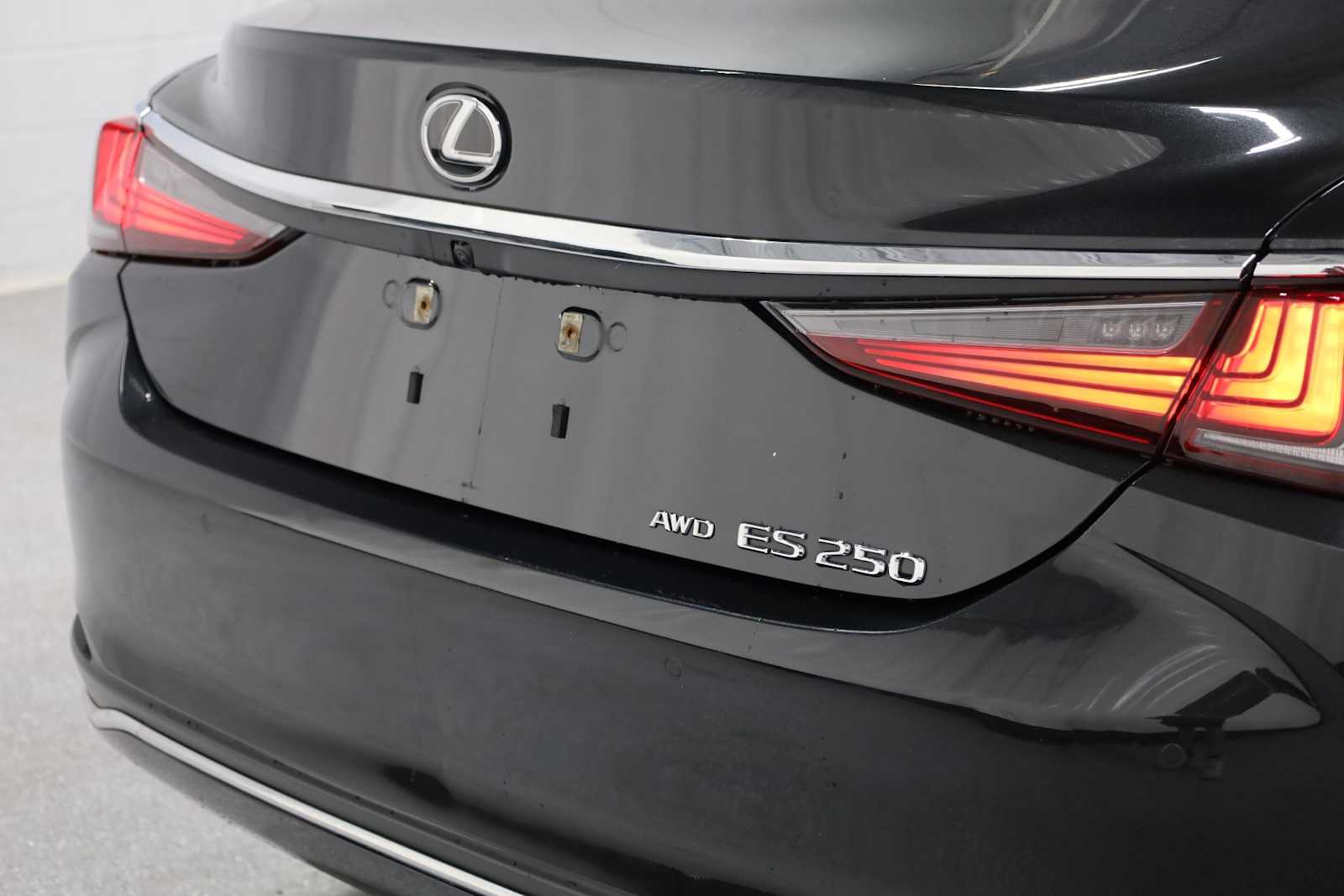 Thumbnail: 2023 Lexus ES - 8