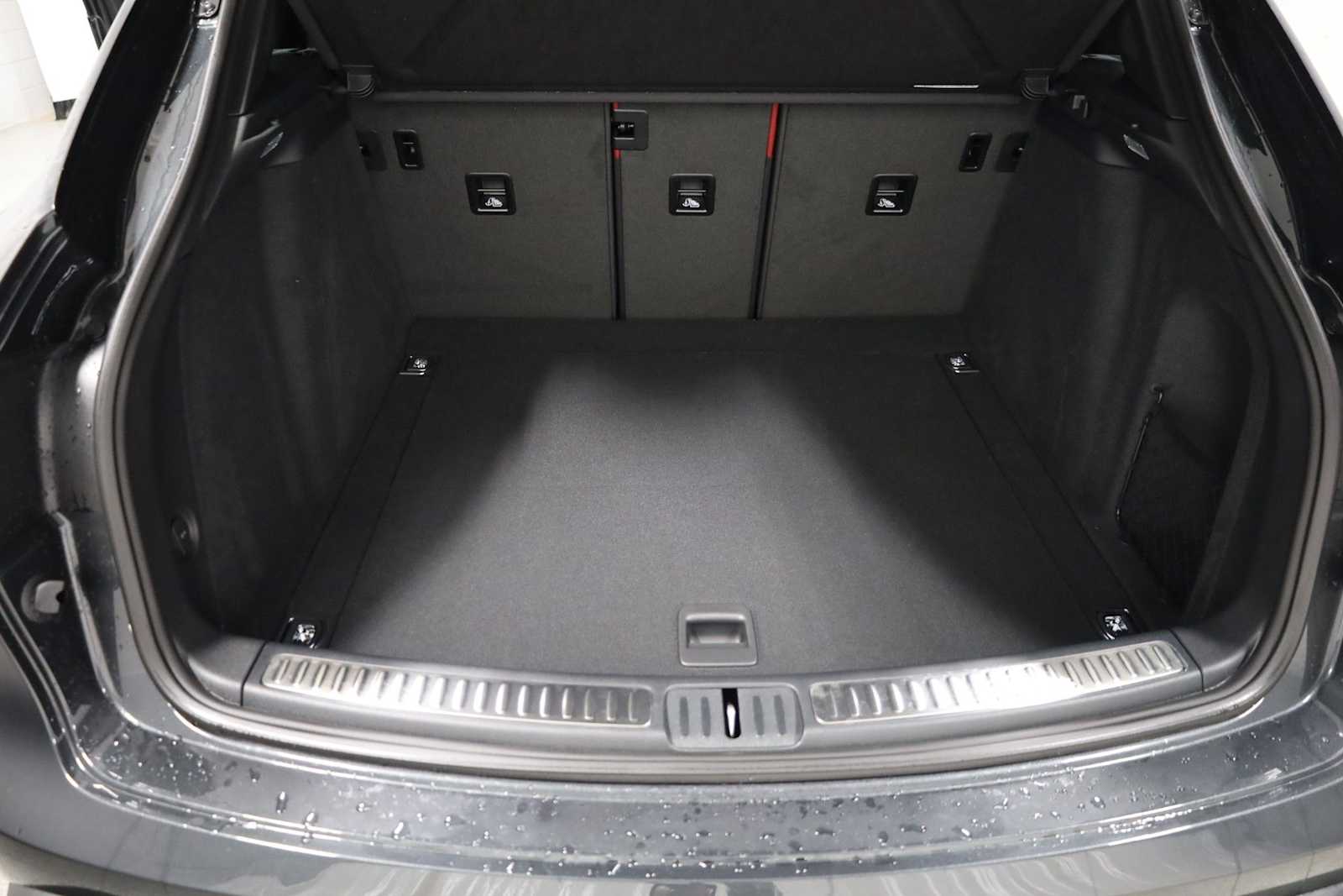 Thumbnail: 2026 Porsche Macan - 40