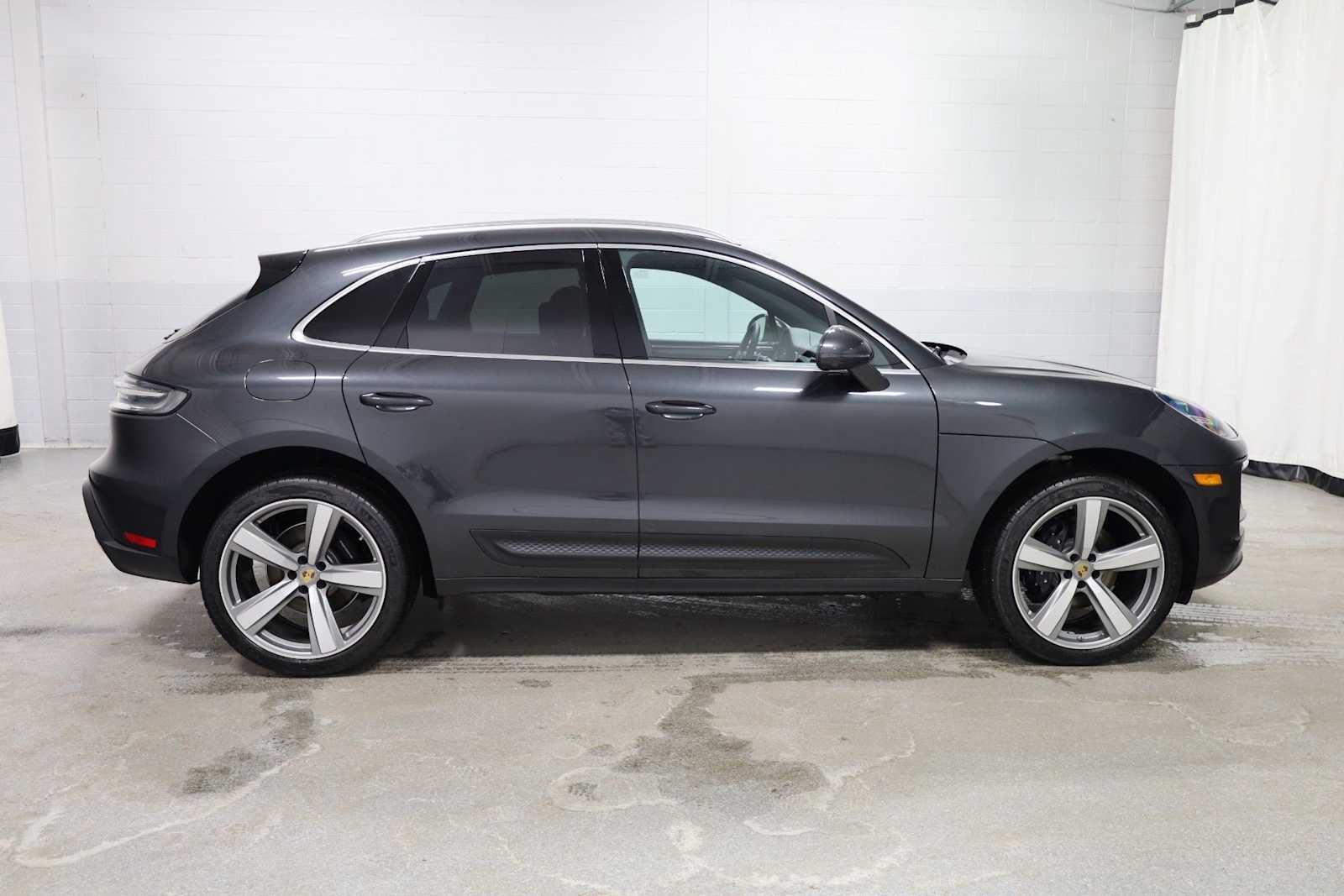 Thumbnail: 2026 Porsche Macan - 10