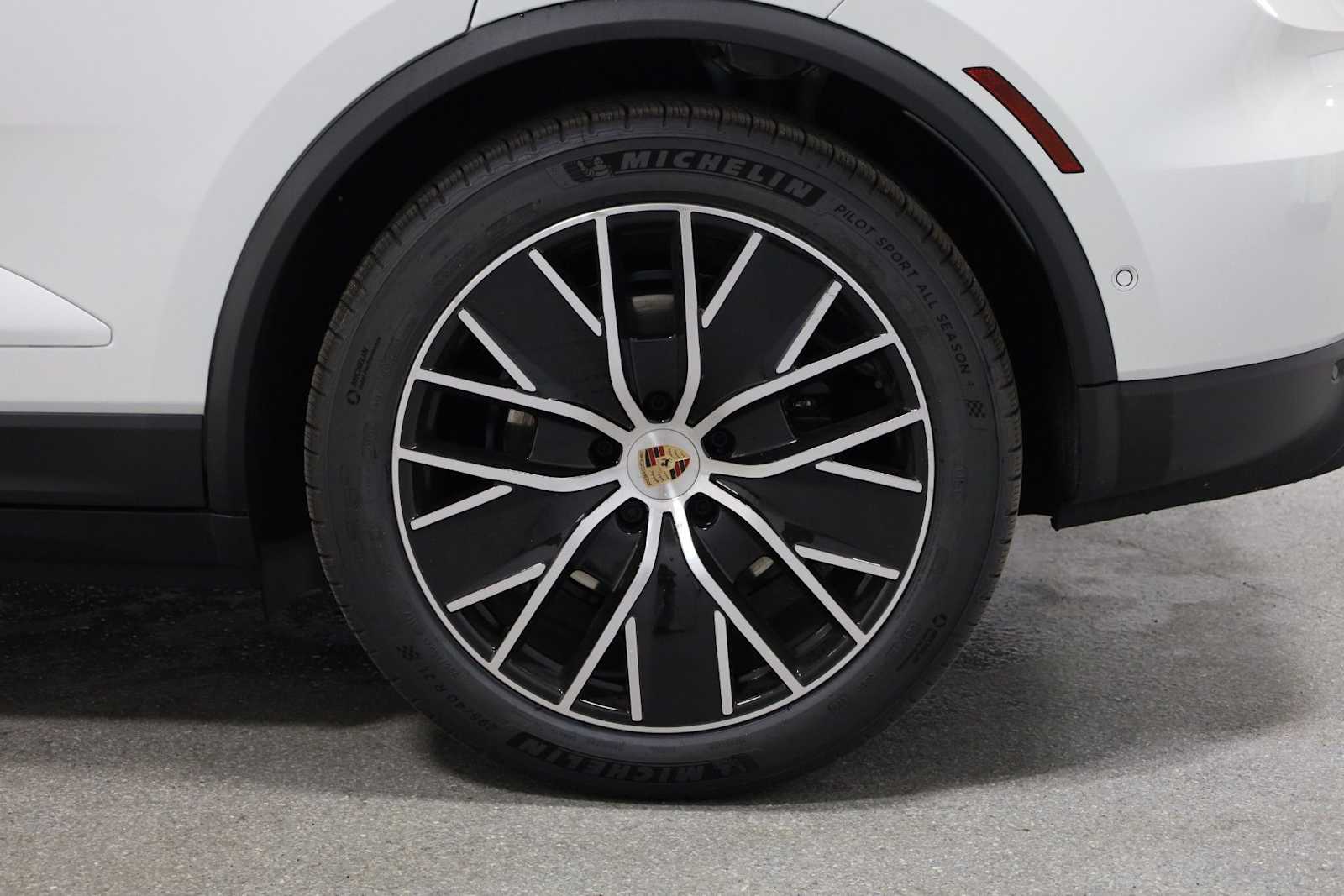 Thumbnail: 2026 Porsche Macan - 38
