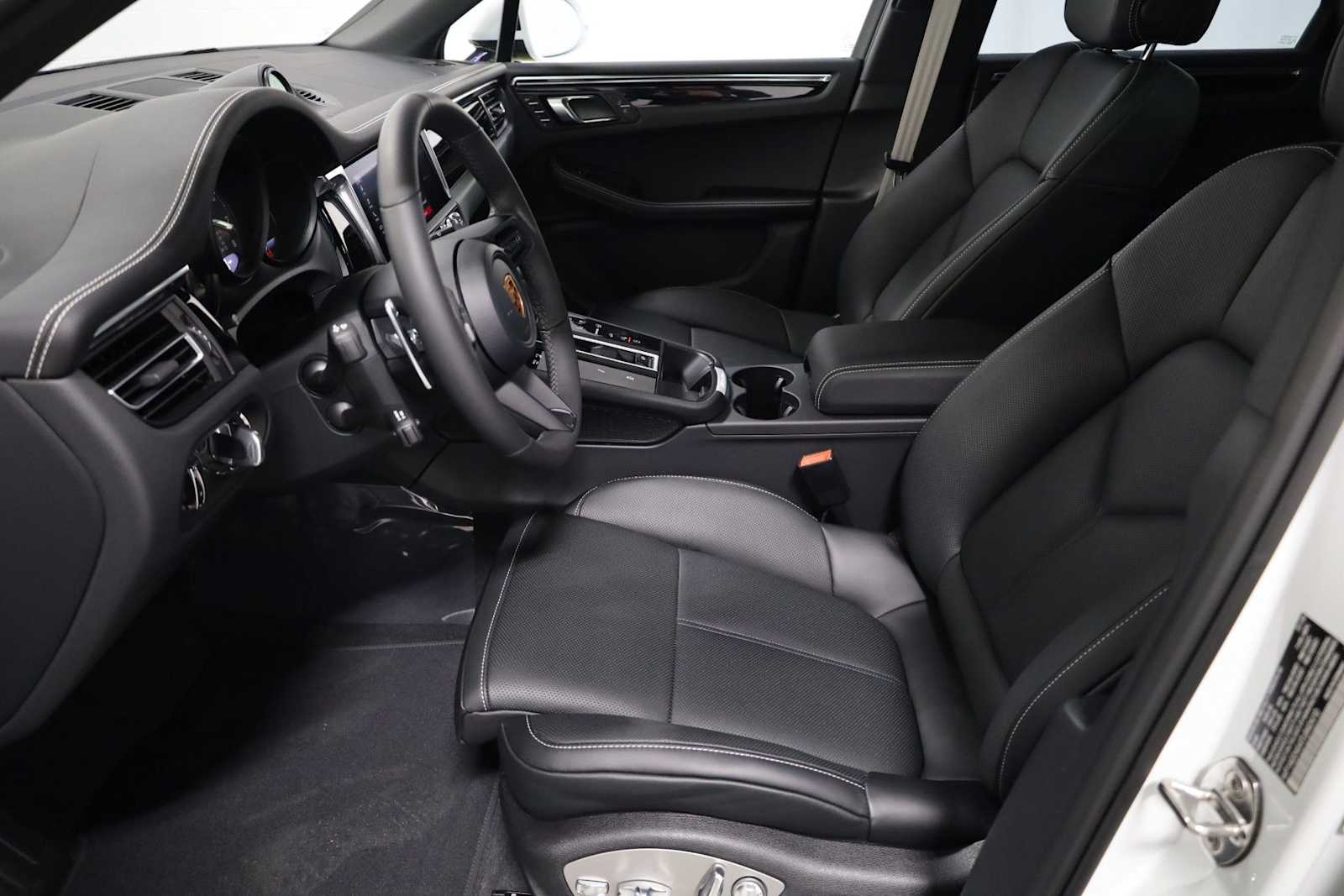 Thumbnail: 2026 Porsche Macan - 5