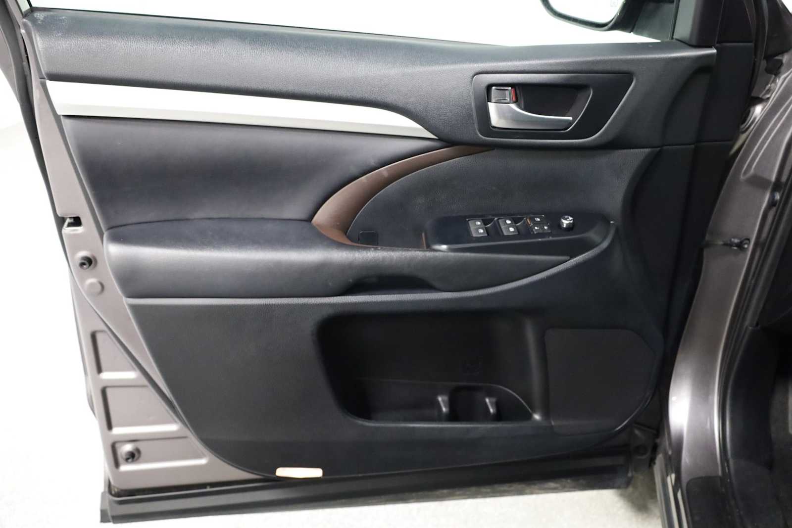 Thumbnail: 2019 Toyota Highlander - 16