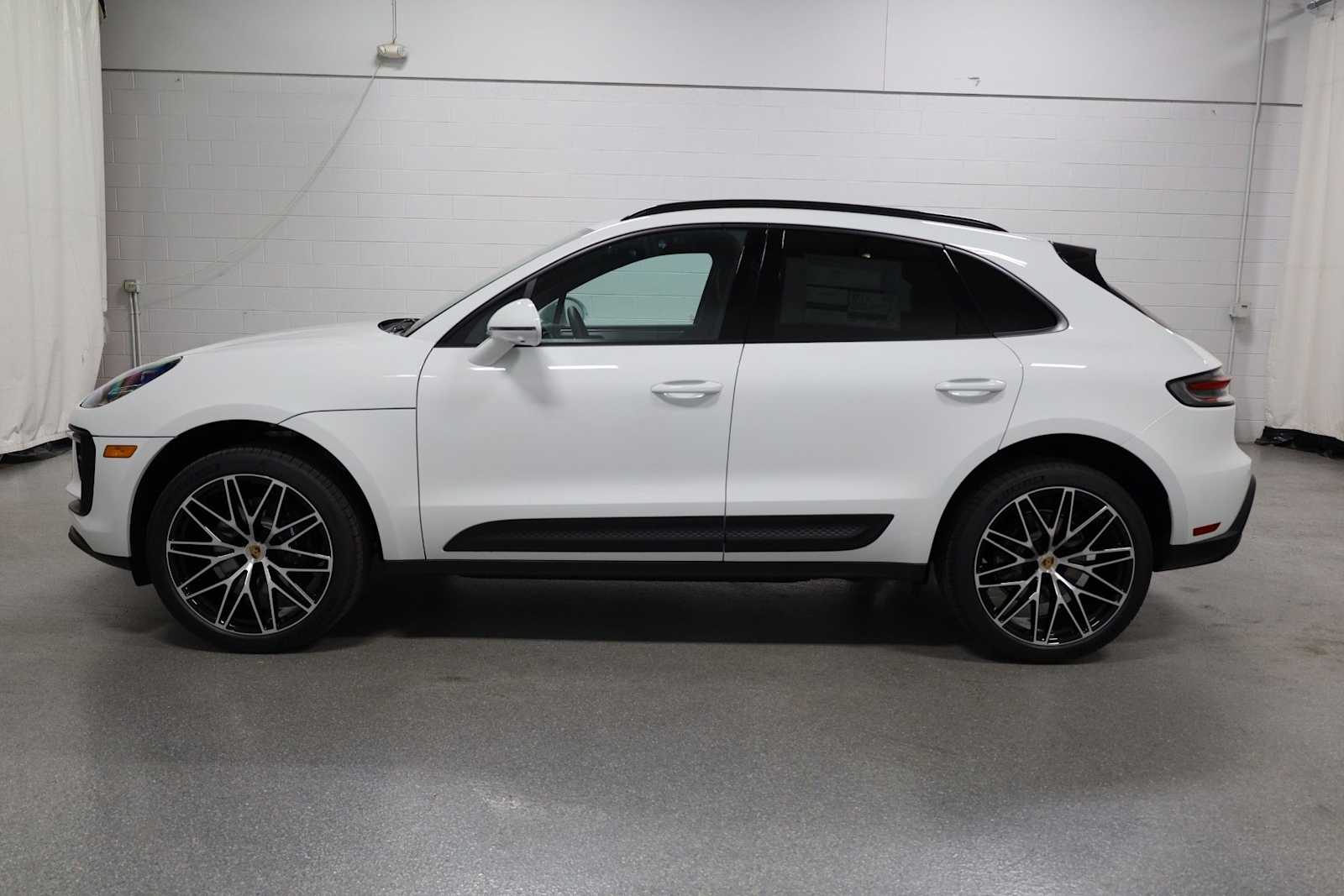 Thumbnail: 2026 Porsche Macan - 2
