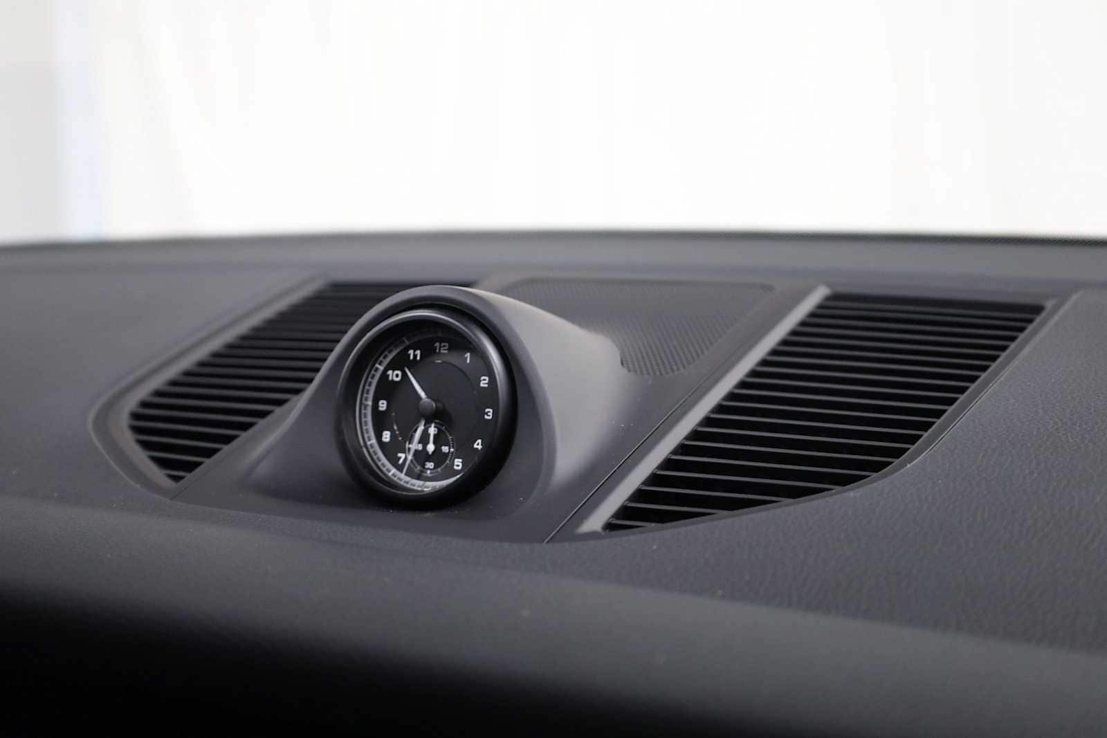 Thumbnail: 2023 Porsche Macan - 23